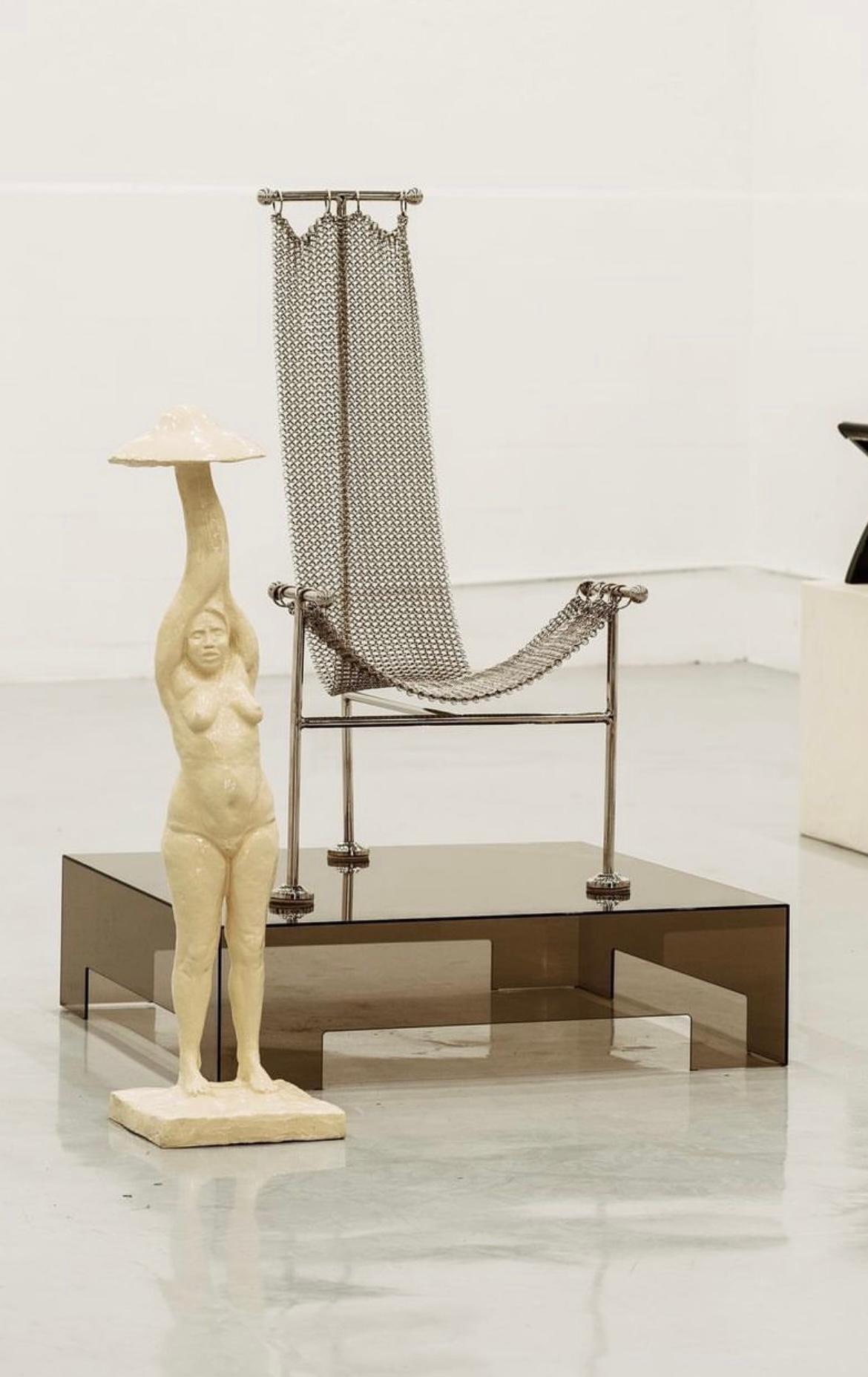 Kettenhemd-Skulptur-Stuhl, vernickelte Stahloberfläche, handgegliedertes Netz im Angebot 2