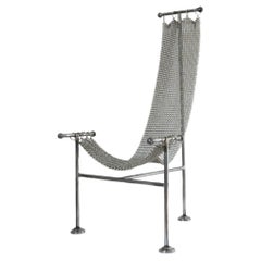 Silla escultórica de cota de malla, acabado de acero niquelado, malla enlazada a mano