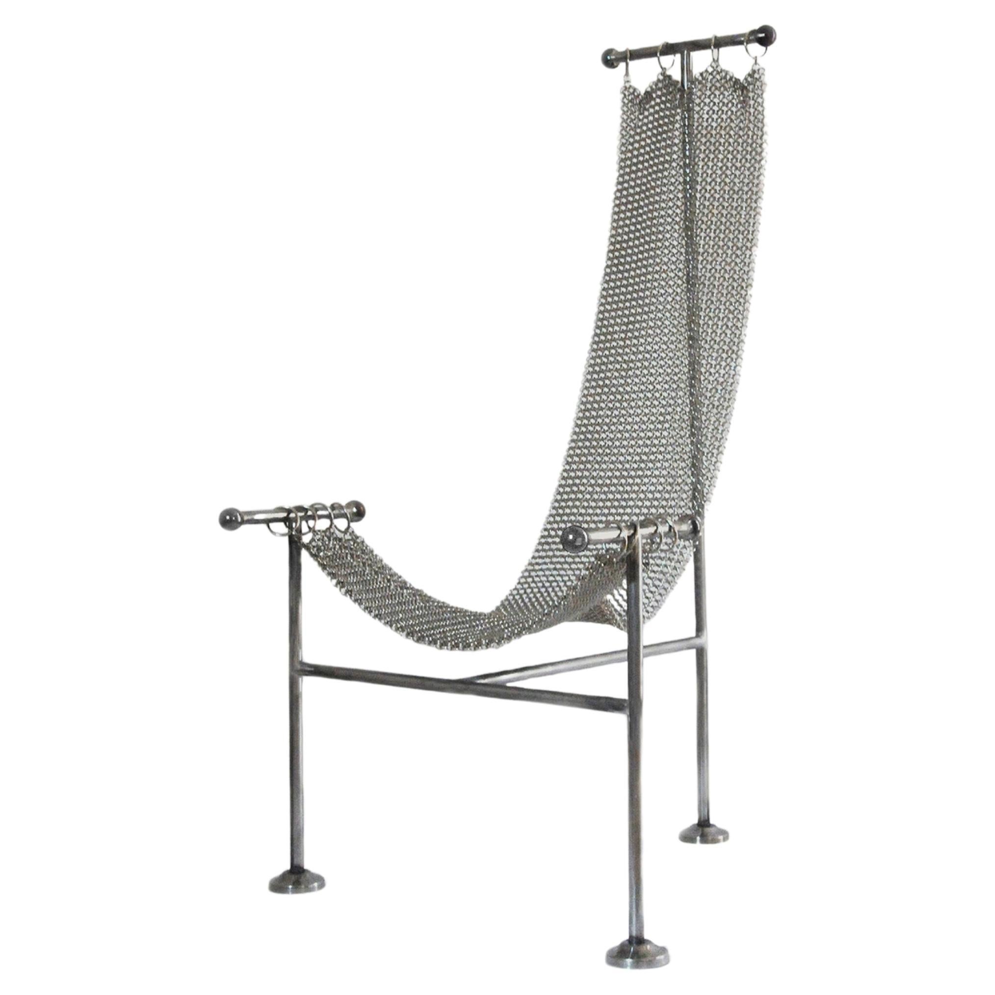 Chaise sculpturale en cotte de mailles, finition en acier nickelé, maille reliée à la main en vente