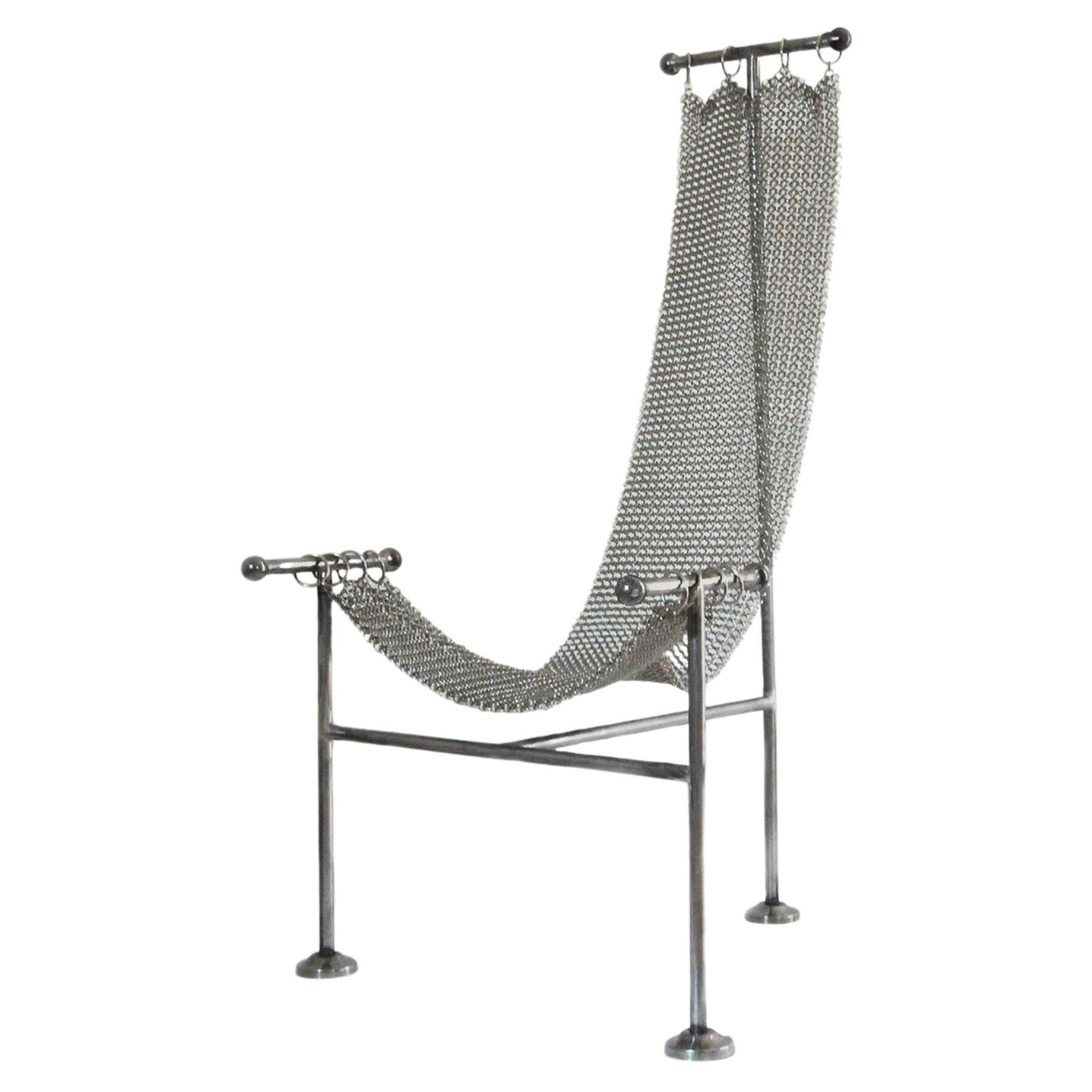 Silla escultórica de cota de malla, acabado de acero niquelado, malla enlazada a mano