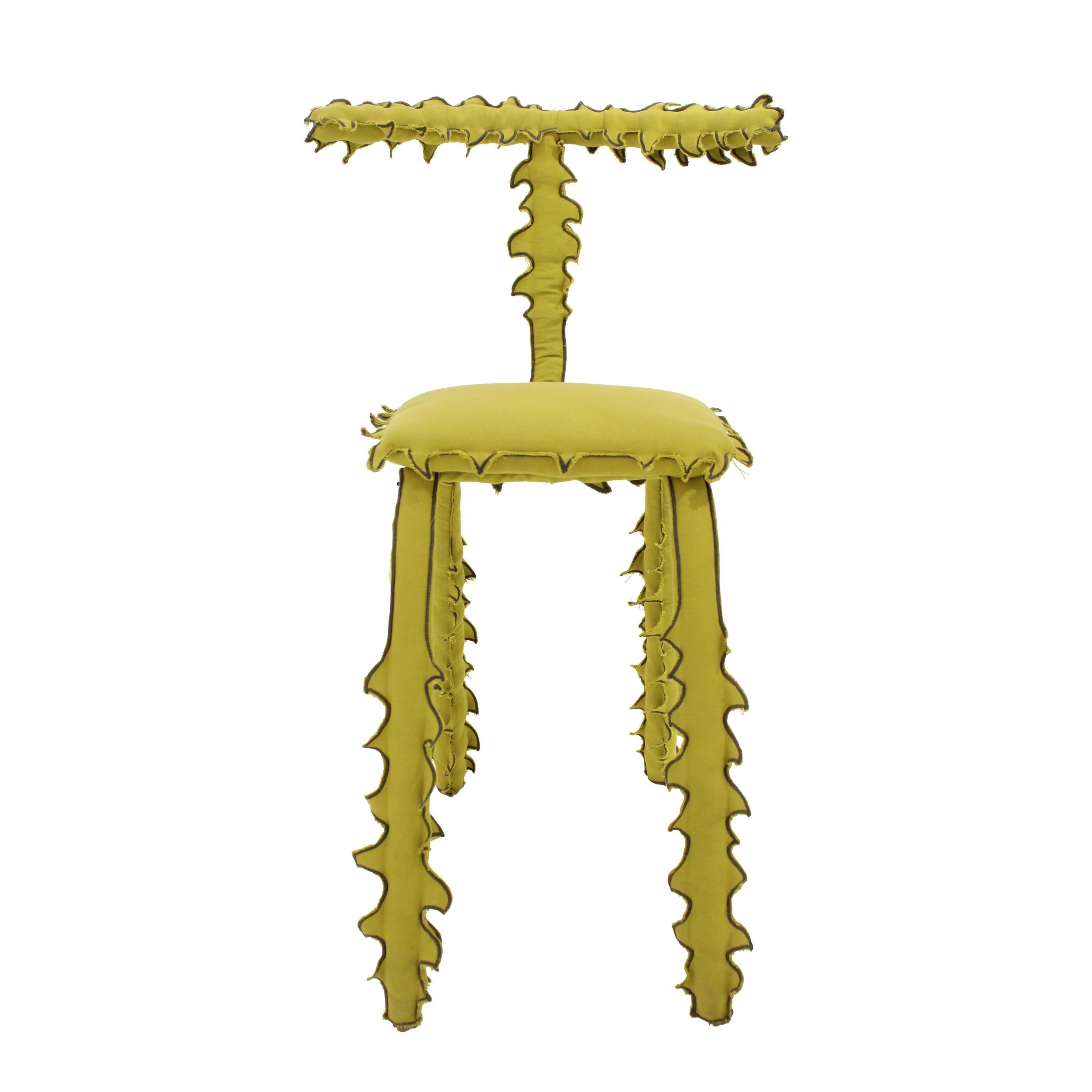 La chaise 01 appartient à la collection Disguise Series 00, une famille fascinante de pièces conçues par ESTO Studio, basé à Madrid. Ces œuvres jouent sur la frontière entre le mobilier et les créatures imaginaires, transformant le quotidien en