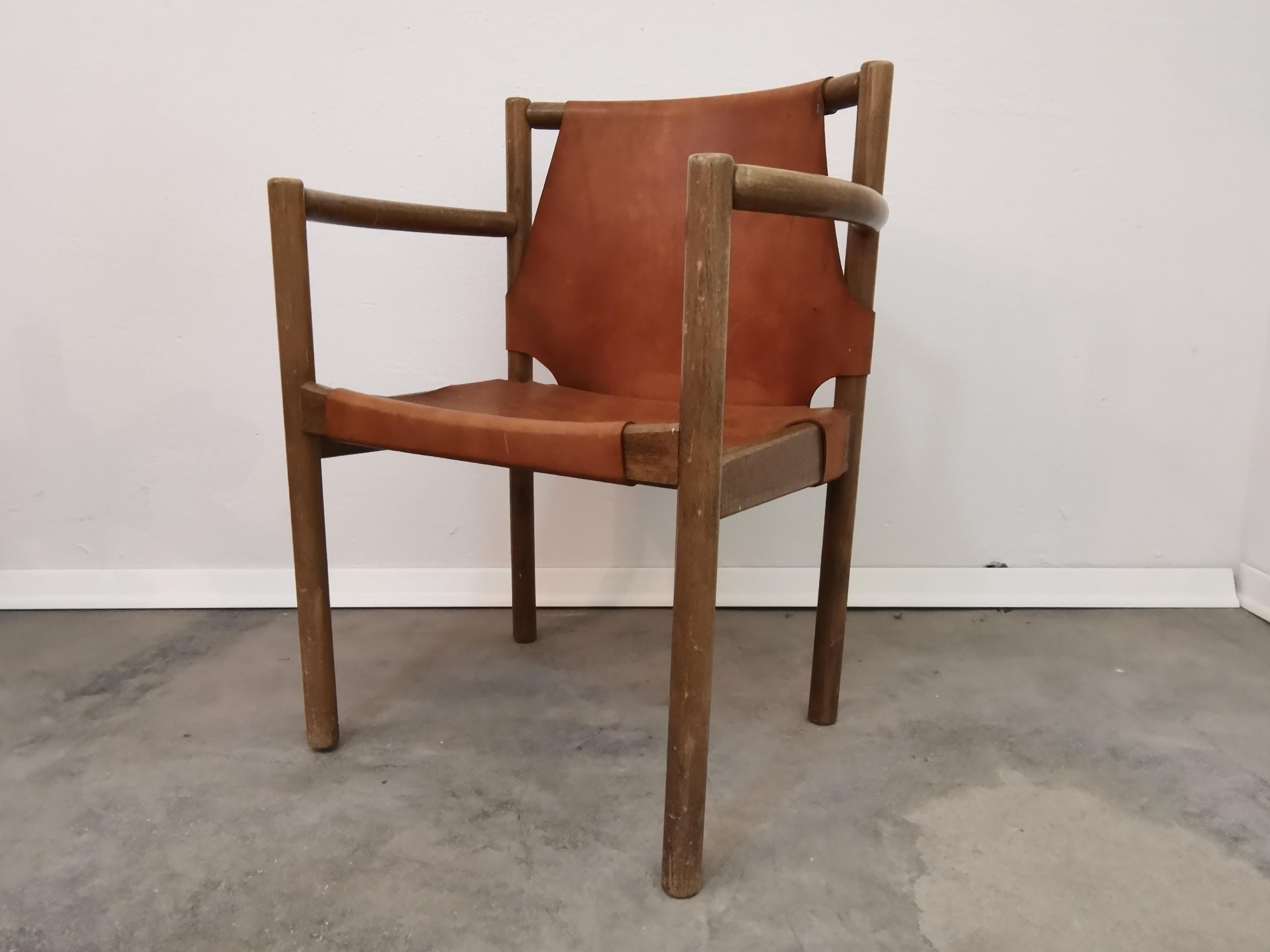Vintage chair with leather seat
Period of production: 1960s
Style: vintage, classic design, midcentury modern
Materials: wood, leather
Colour: brown.