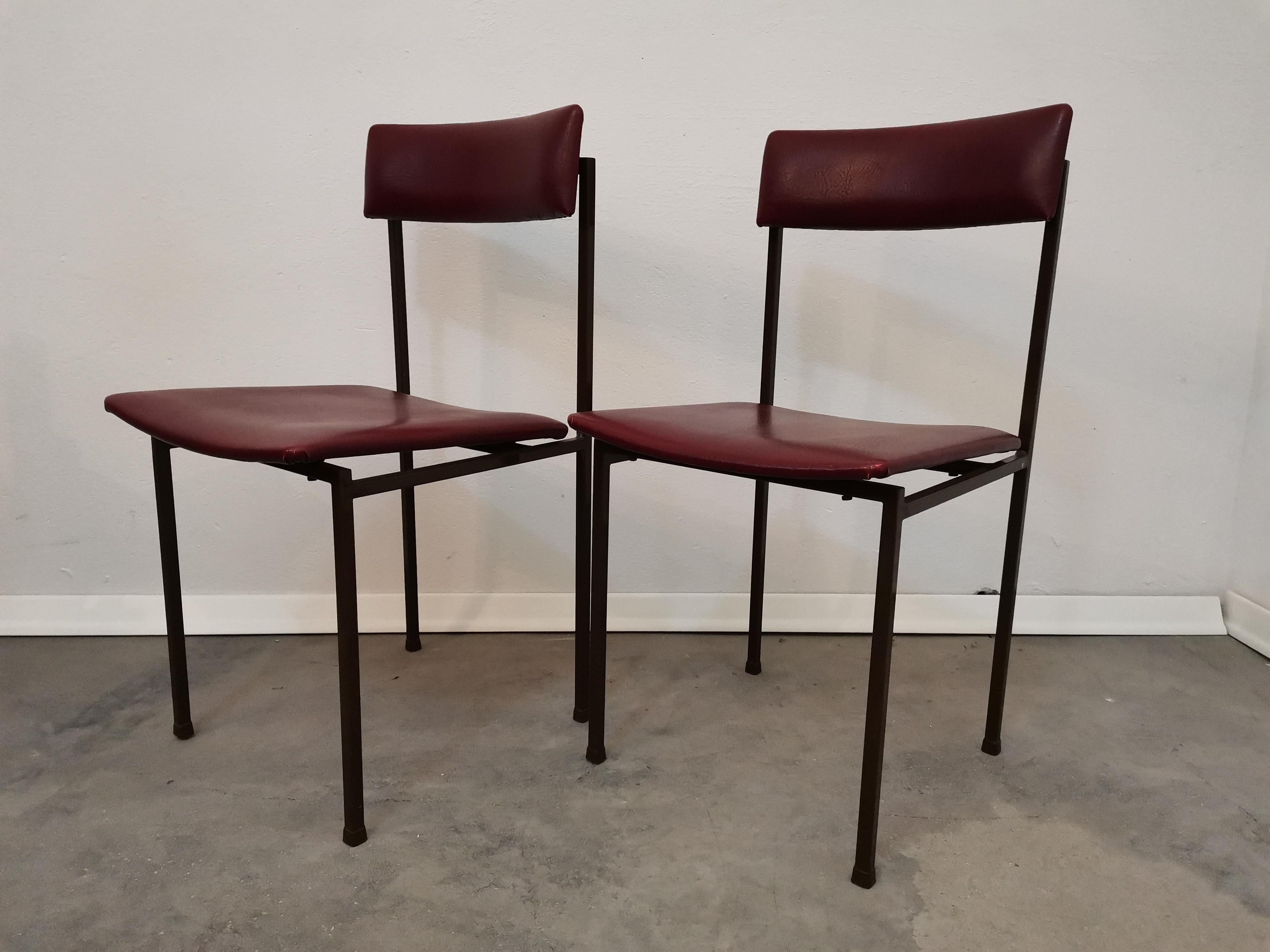 Material: Sperrholz, Kunstleder, Metall

Dieser schöne Stuhl ist ein perfektes Beispiel für minimalistisches Design aus der Mitte des Jahrhunderts. Der solide Metallrahmen und das mit dunkelrotem Kunstleder bezogene Sperrholz bringen eine elegante