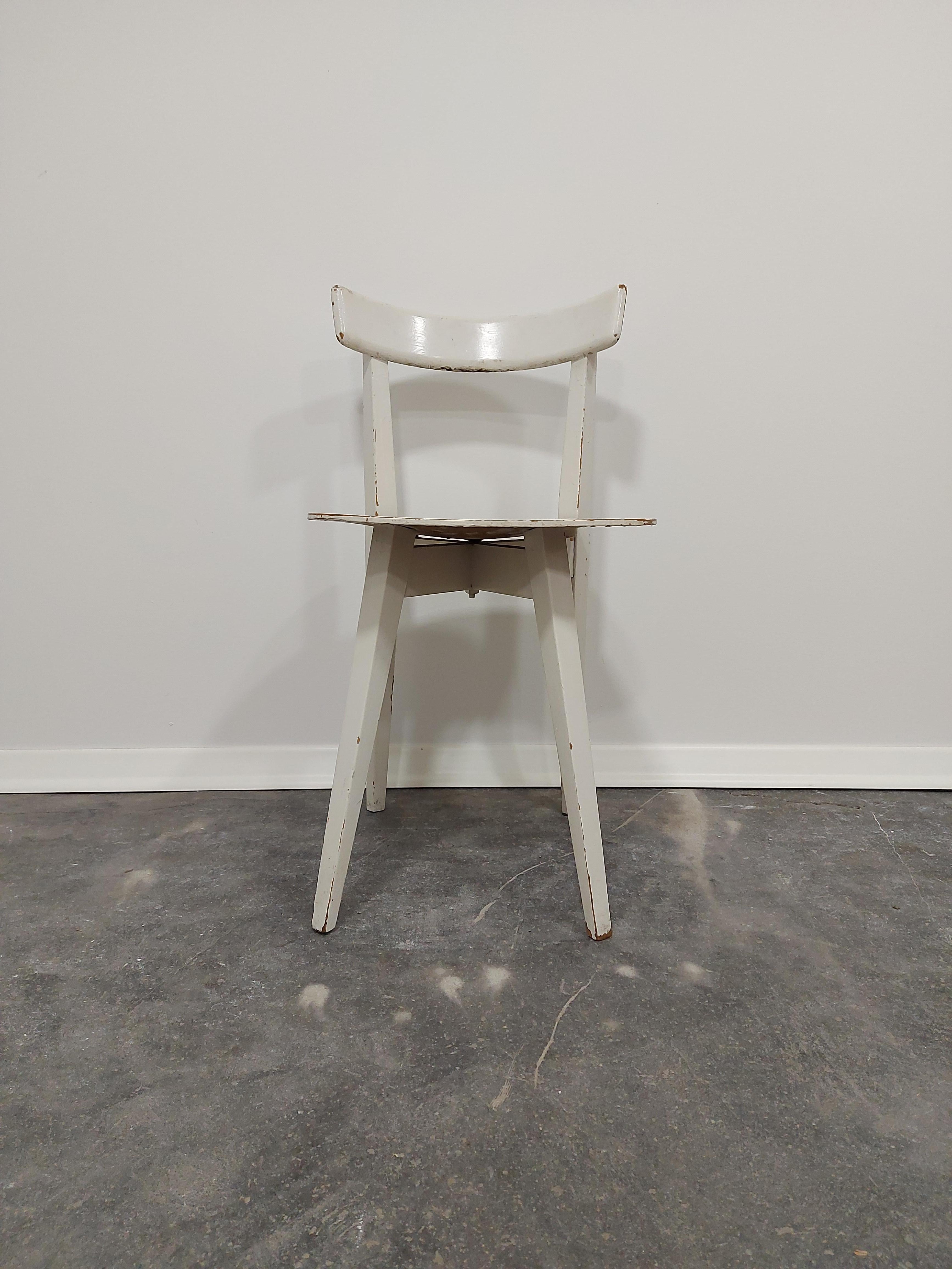 Vintage Chair

Period: 1960s

Material: wood, plywood

Colour: white

Condition: good original vintage condition, signs of use

dimensions: H = 73 cm, W = 38cm, D = 44cm, seat H = 45.50