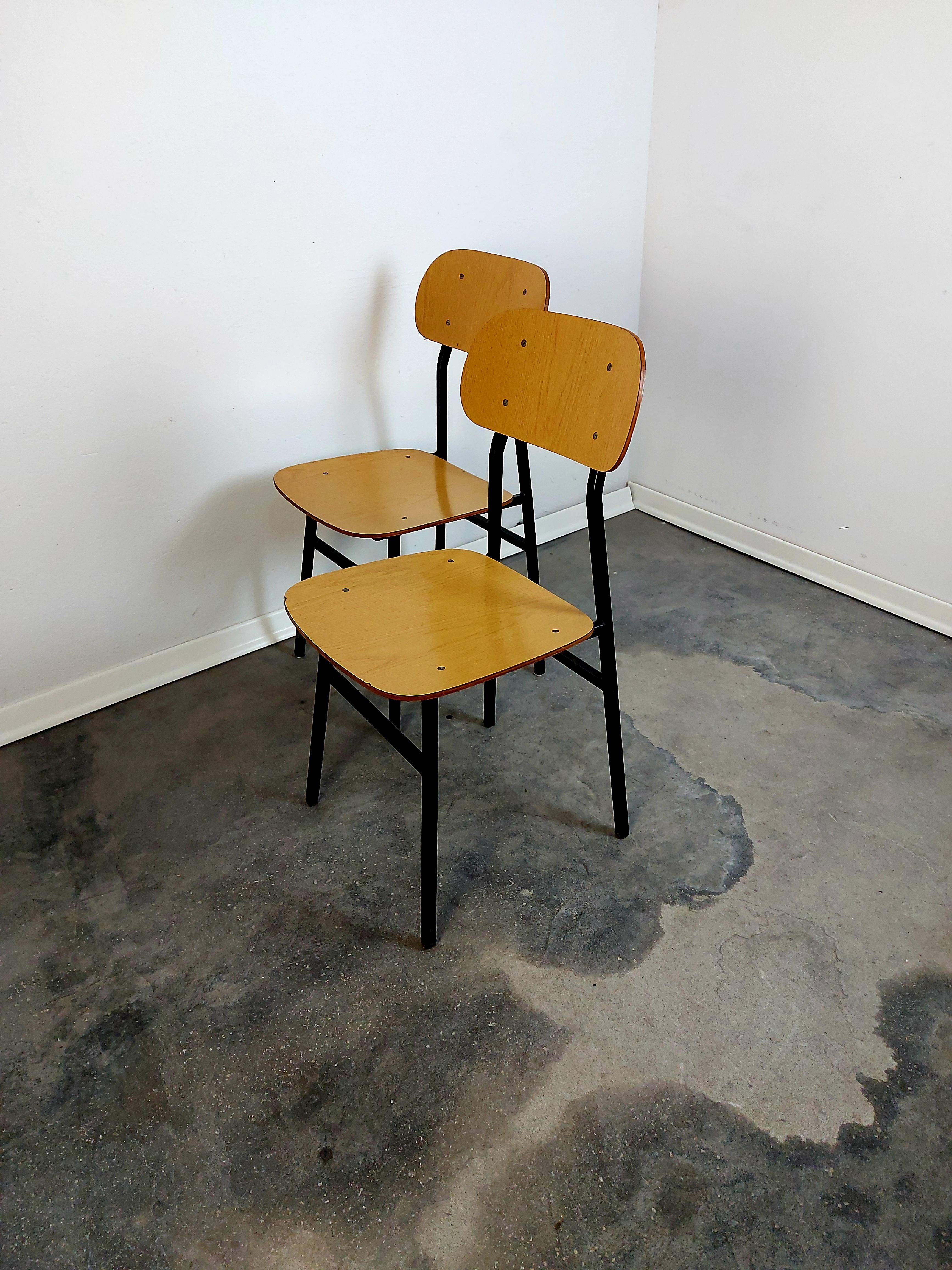 Vintage chairs, 1970s, BLACK frame
Manufacturer: Stol Kamnik, Slovenia, Yugoslavia
Materials: metal frame, plywood (LAMINATED)
Colour: Black frame, ligh brown LAMINATED seat and back
Dimensions: H – 82.50 cm, D – 39 cm, W – 39 cm, seat H – 44 cm.