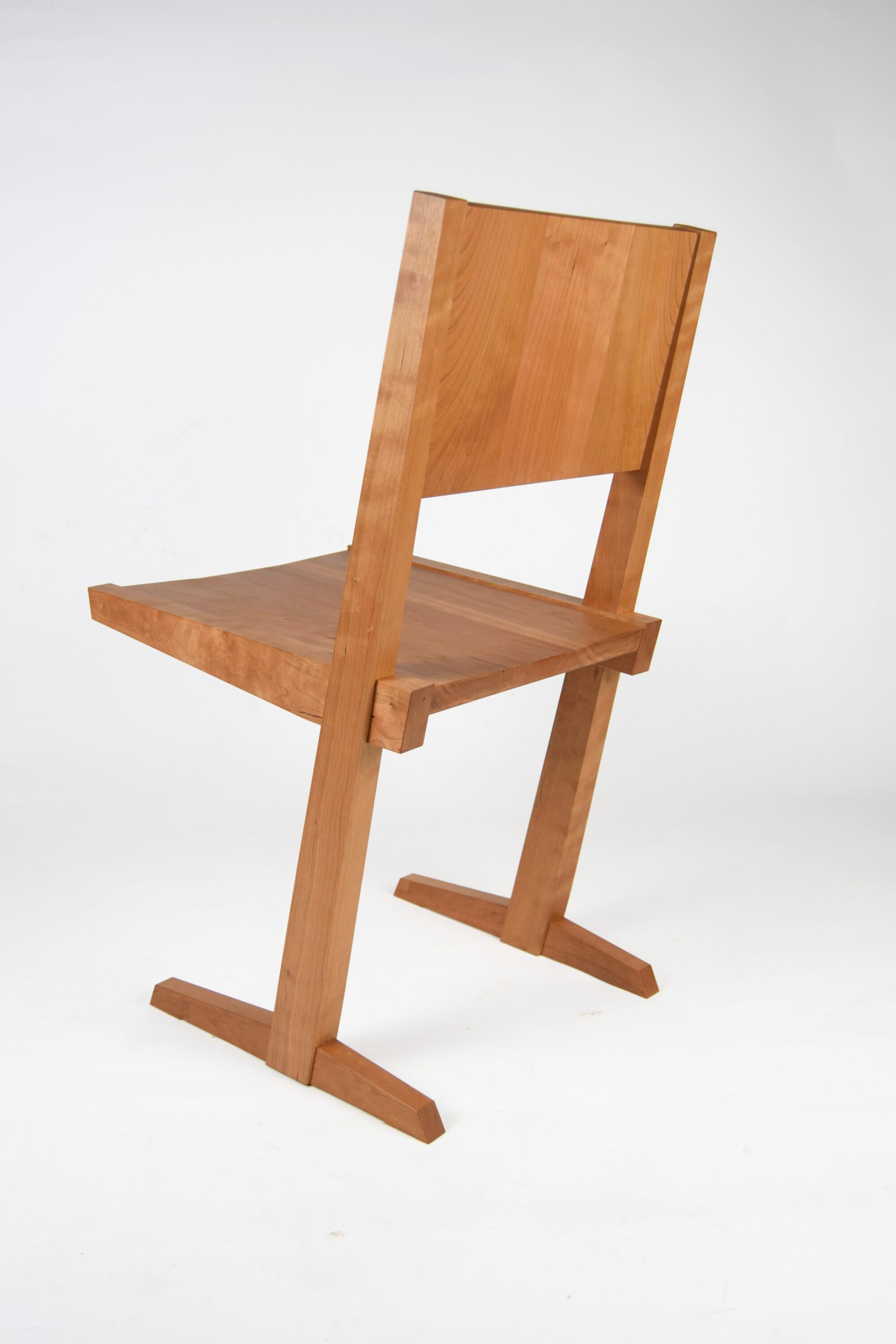 Questa versione della Sedia #3 è meticolosamente realizzata a mano in legno di ciliegio nero con un'elegante finitura a olio. Realizzata interamente con tecniche tradizionali di falegnameria in legno, la seduta è rinforzata da una coda di rondine