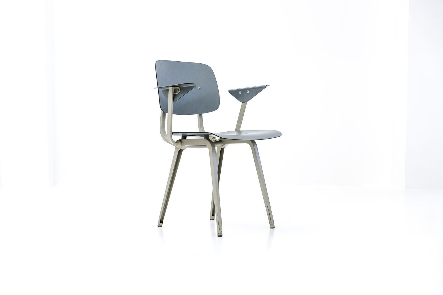 einer unserer lieblingsentwürfe ist der wohl berühmteste stuhl des niederländischen designers friso kramer: stuhl 4060, genannt revolt
