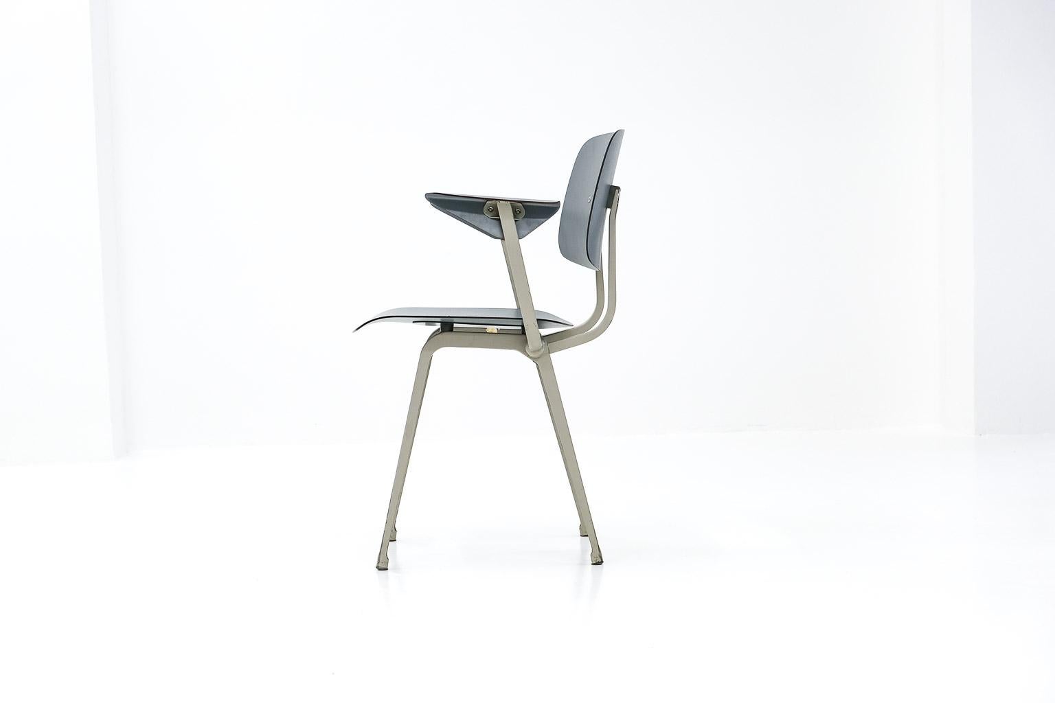 Stuhl 4050, calles Revolt Chair von Friso Kramer für Ahrend de Cirkel, 1954 im Zustand „Gut“ im Angebot in Frankfurt am Main, DE