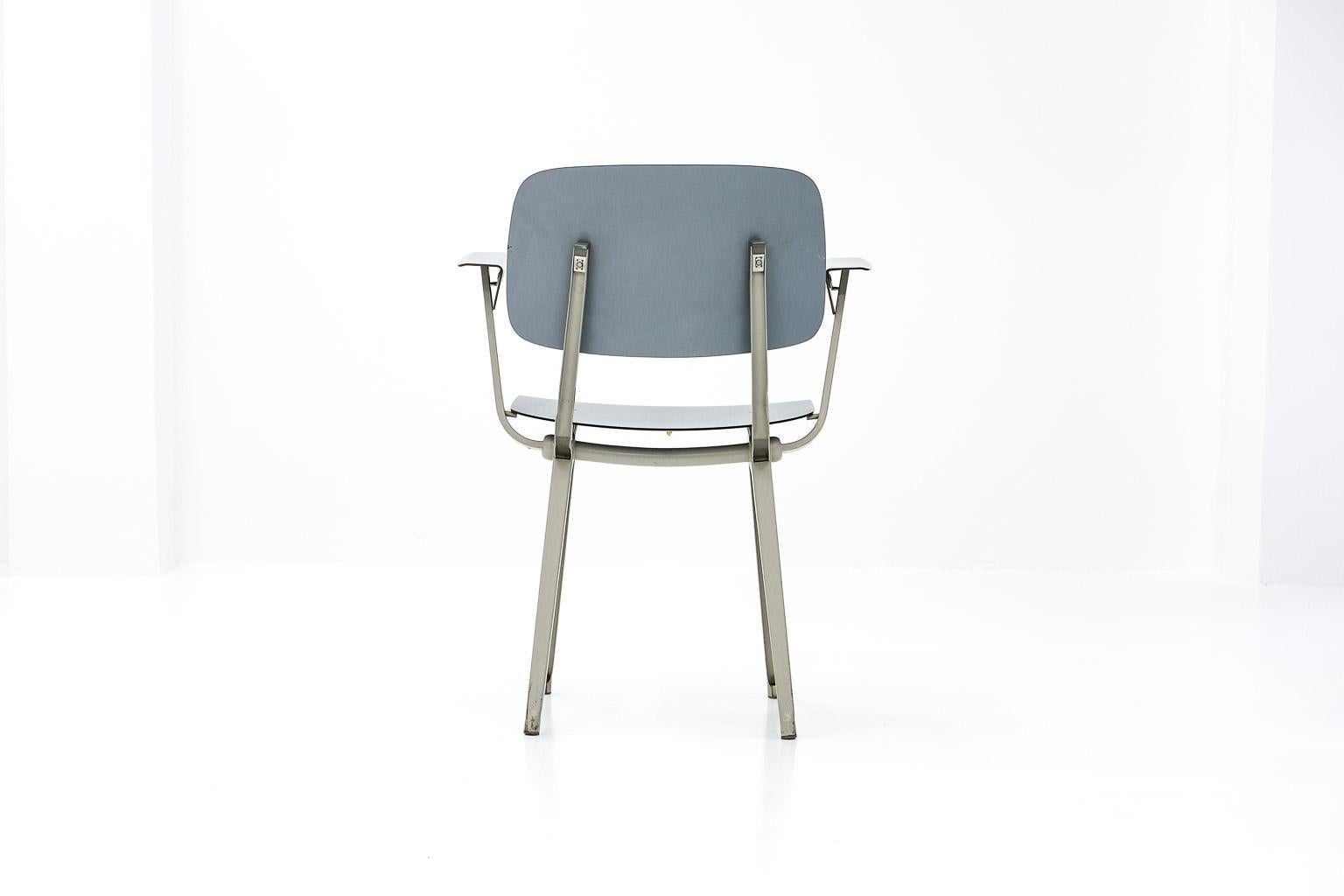 Stuhl 4050, calles Revolt Chair von Friso Kramer für Ahrend de Cirkel, 1954 (Stahl) im Angebot