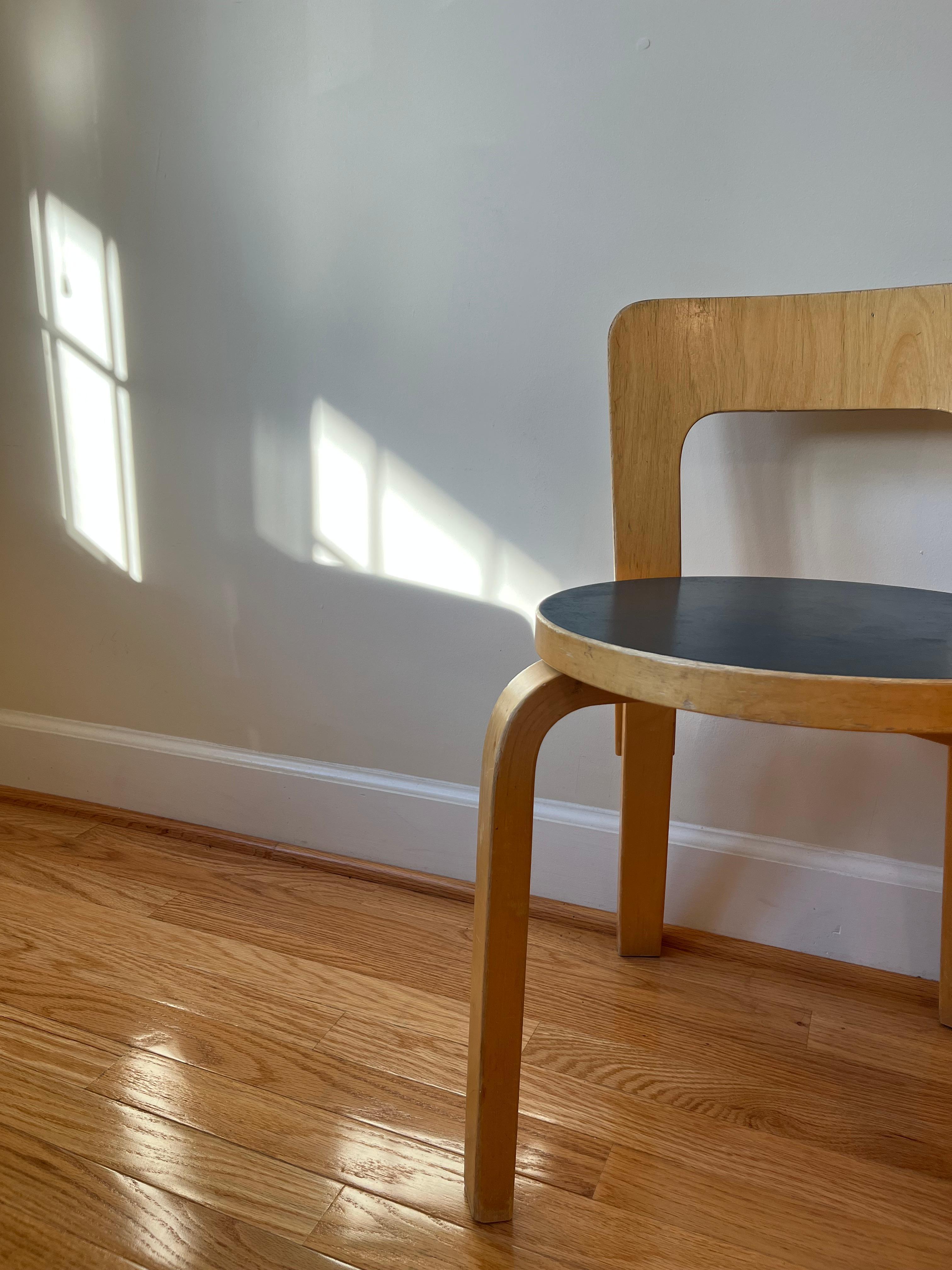 Chair 65 by Alvar Aalto for Artek (Blue Linoleum) In Fair Condition In Centreville, VA