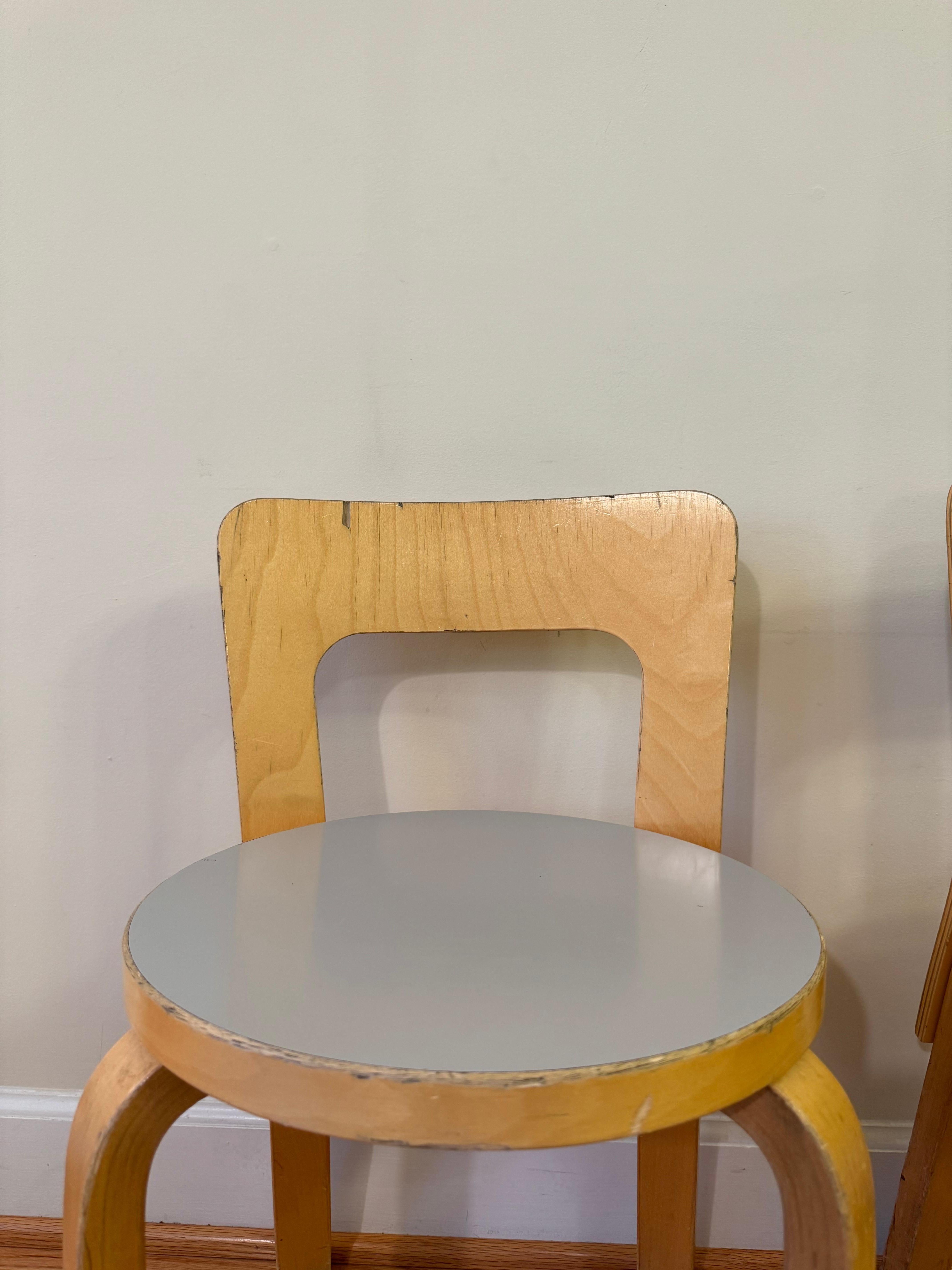 Stuhl 65 von Alvar Aalto für Artek (Weißes Laminat) (Moderne der Mitte des Jahrhunderts) im Angebot