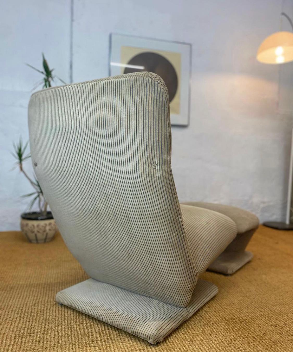 Chair and Ottoman by D.I.A 'Design Institute Of America' In Excellent Condition For Sale In Paris, ON