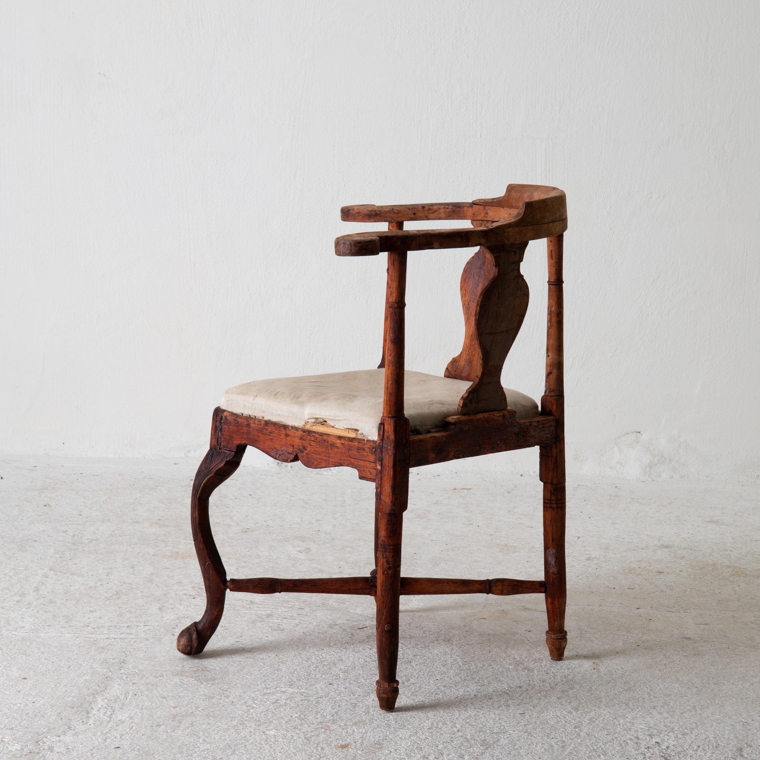 A corner chair made during the 18th century and Rococo period in Sweden. Original finish and seat upholstered in muslin.

    