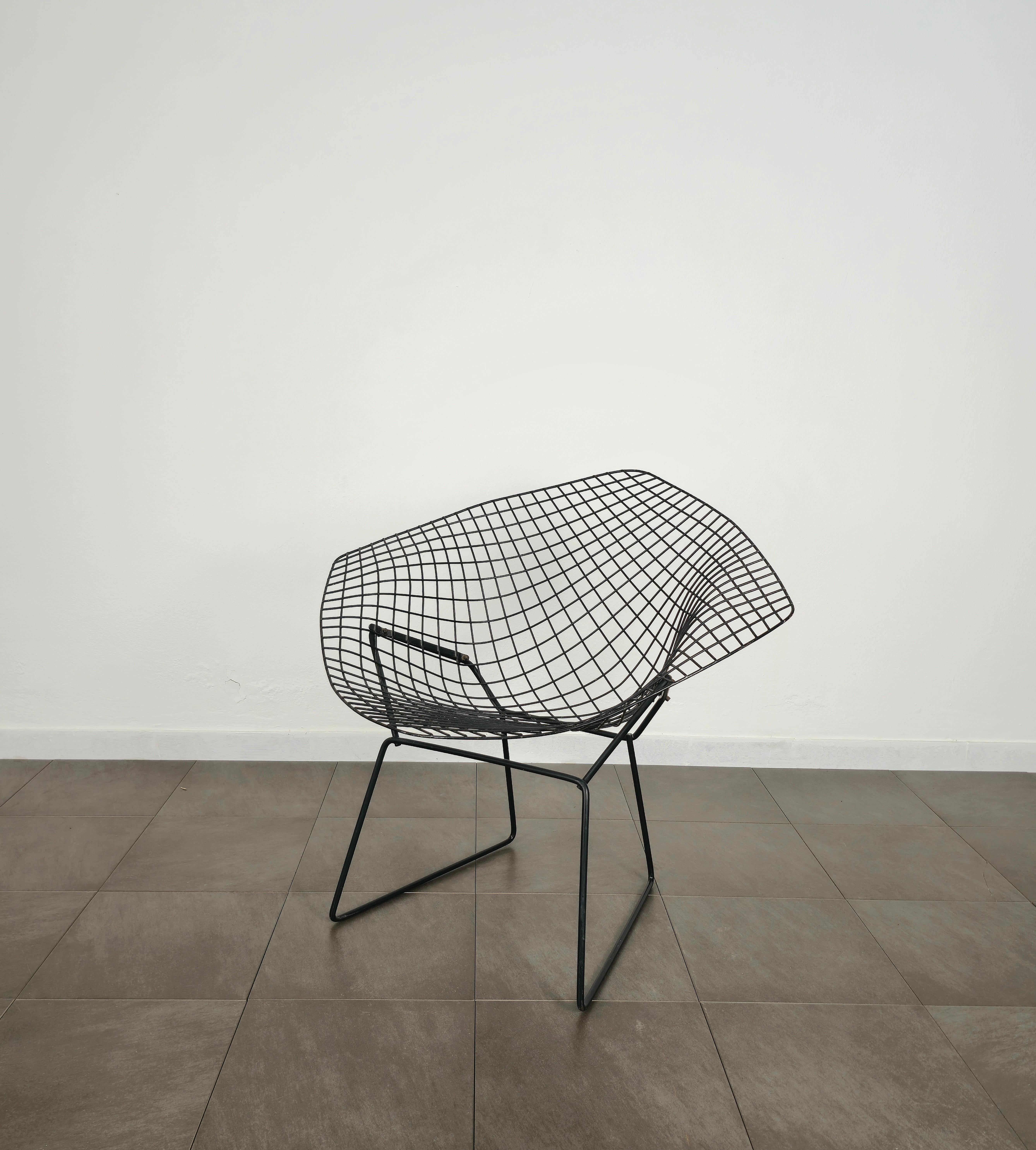Chaise ou fauteuil conçu par le designer Harry Bertoia et produit aux États-Unis dans les années 70 par Knoll international.
Ce fauteuil sculptural est fabriqué en métal émaillé noir et doit son nom de 