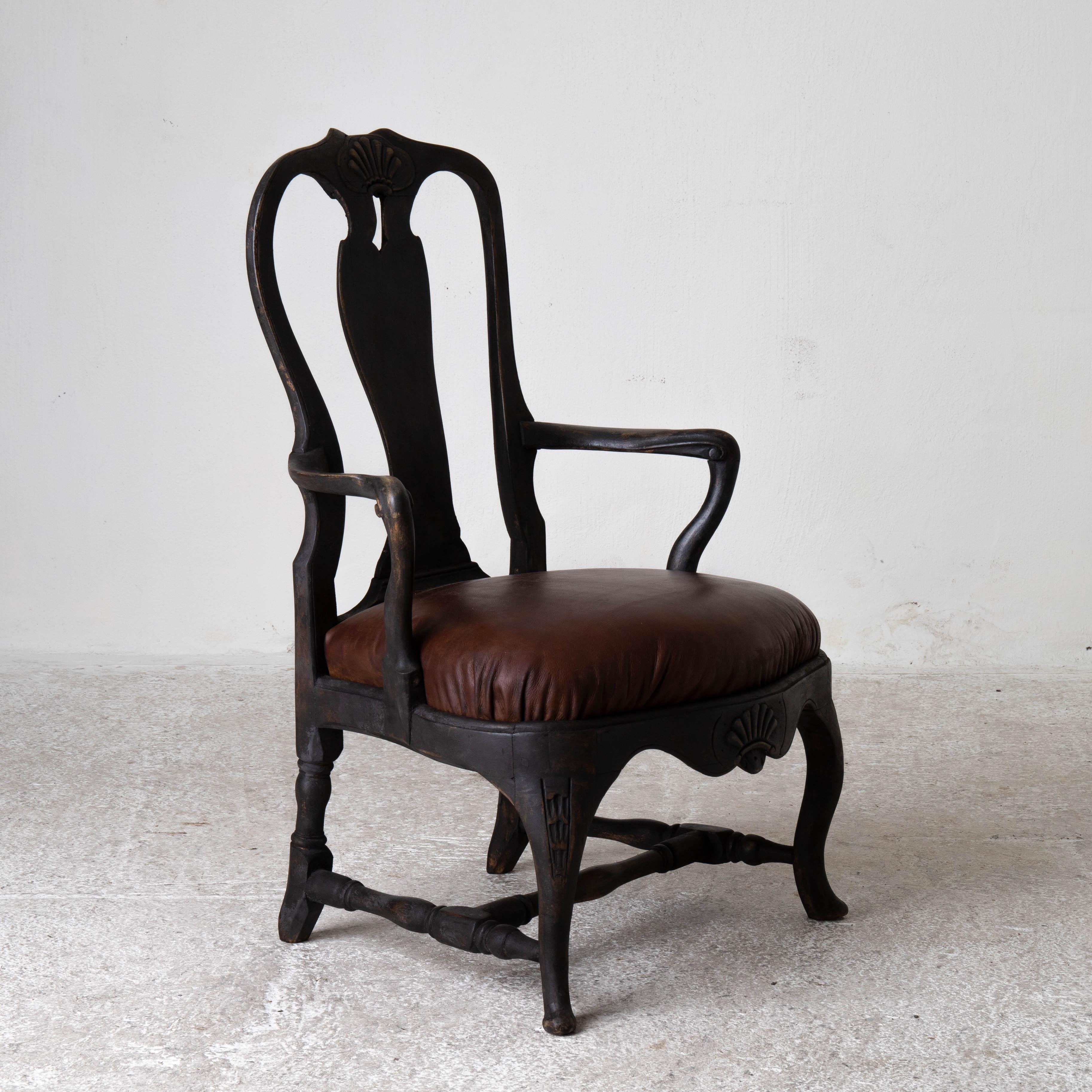 Fauteuil de chaise Rococo suédois 1750-1775 noir Suède en vente 5