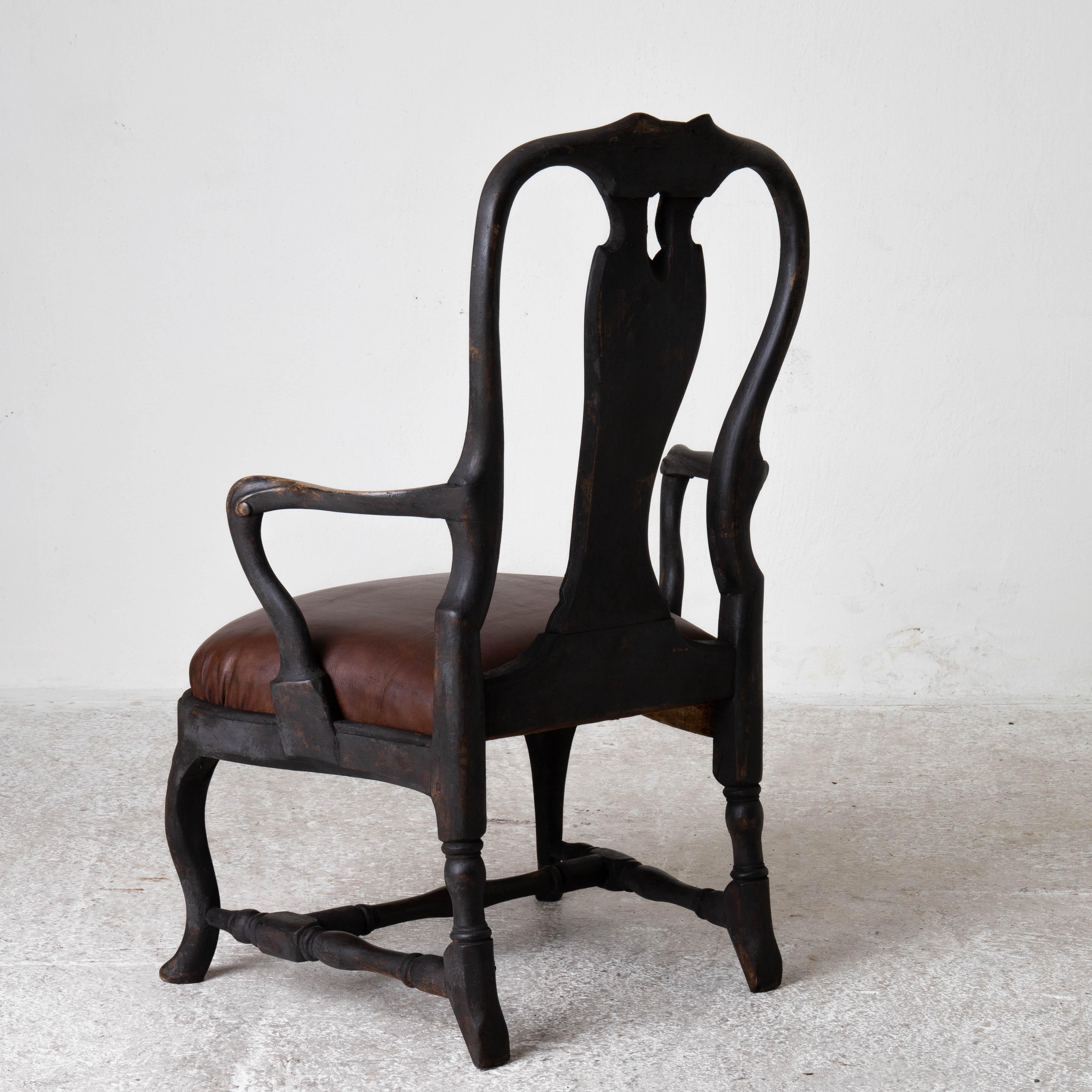 Fauteuil de chaise Rococo suédois 1750-1775 noir Suède en vente 8