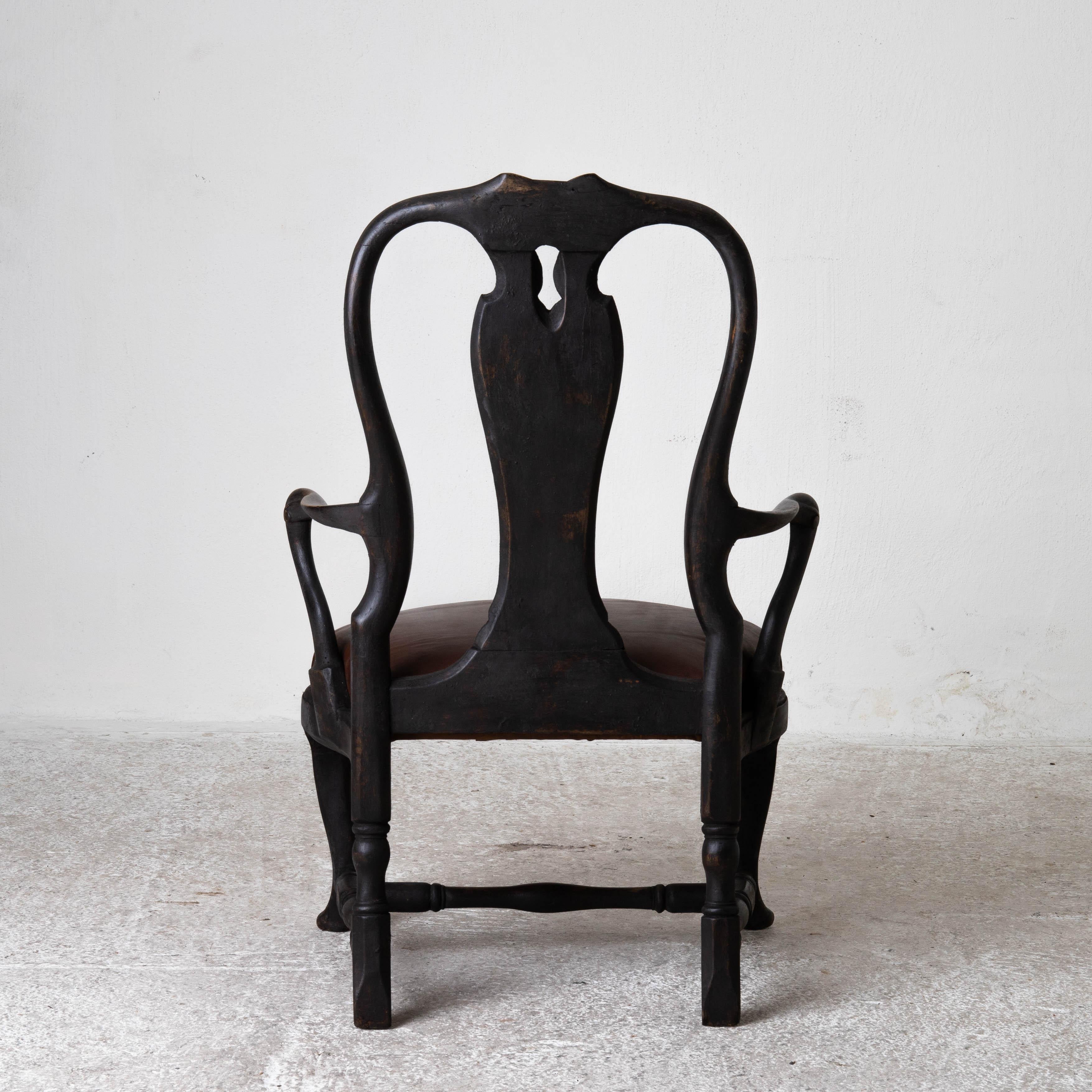 Bois Fauteuil de chaise Rococo suédois 1750-1775 noir Suède en vente