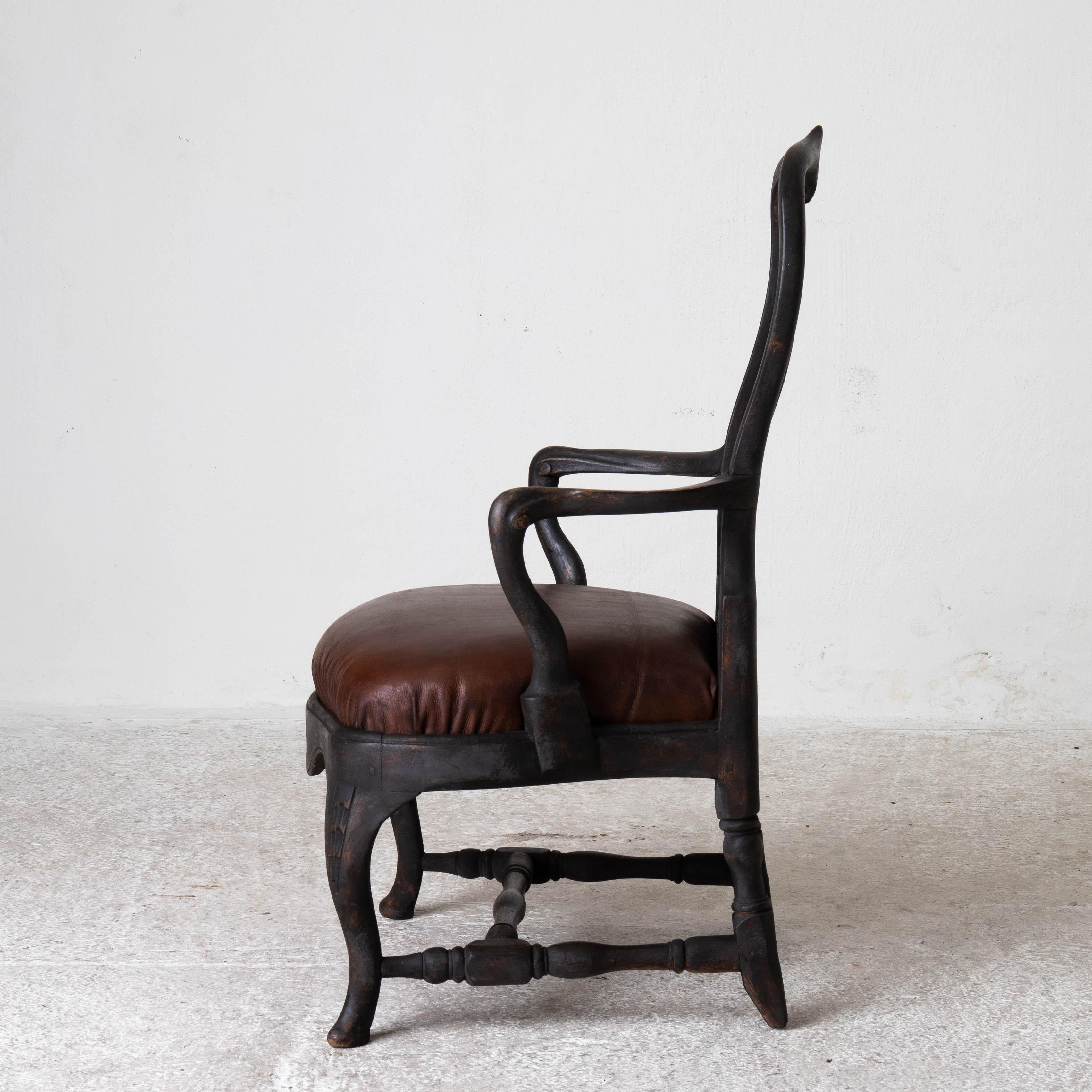Fauteuil de chaise Rococo suédois 1750-1775 noir Suède en vente 1