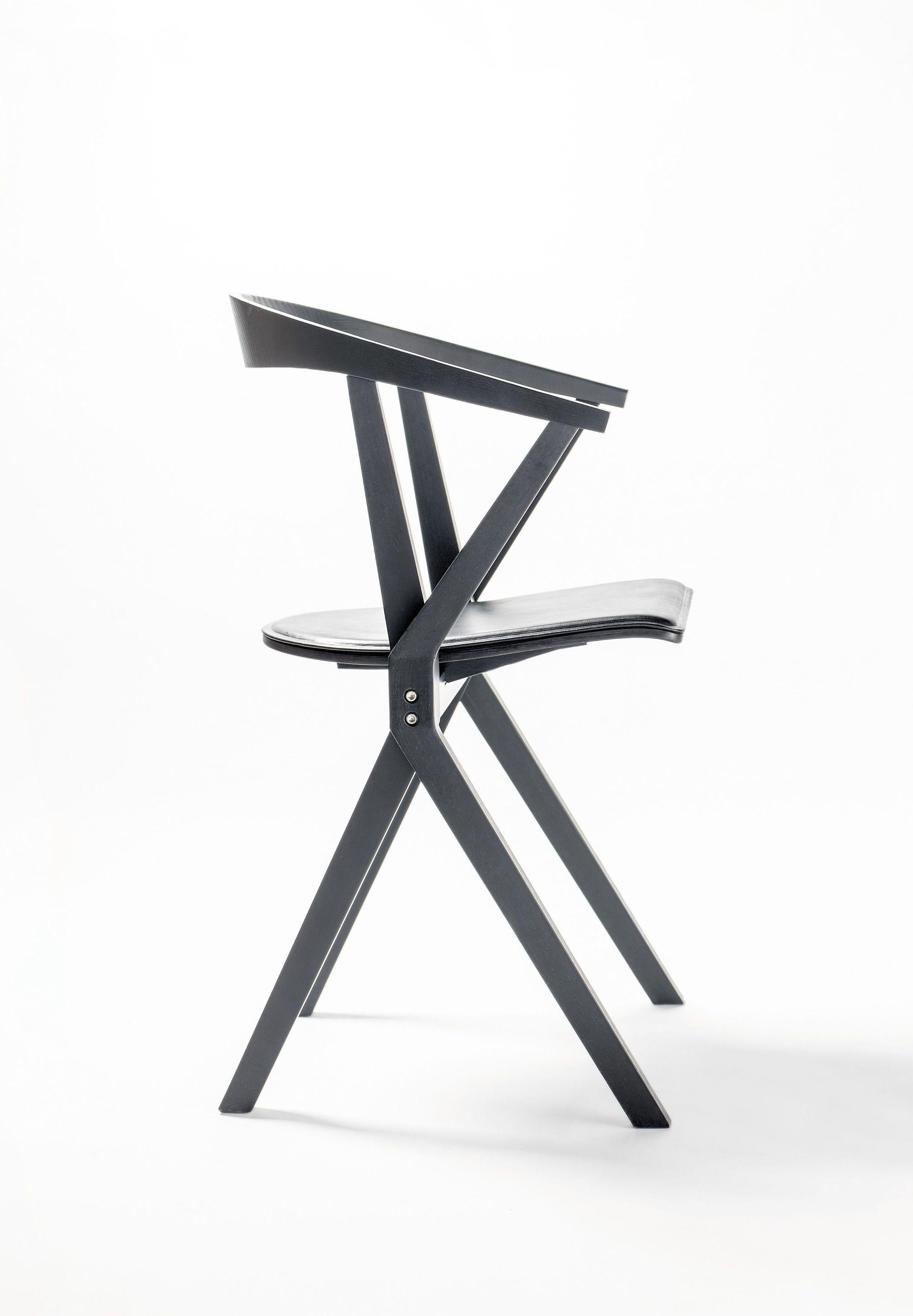 Chaise B frêne laqué noir de Konstantin Grcic
Dimensions : P 48 x L 56 x H 77 cm 
Matériaux : Les côtés latéraux et la partie supérieure de l'assise sont en contreplaqué de hêtre plaqué. La partie inférieure est plaquée en bois de frêne. Le