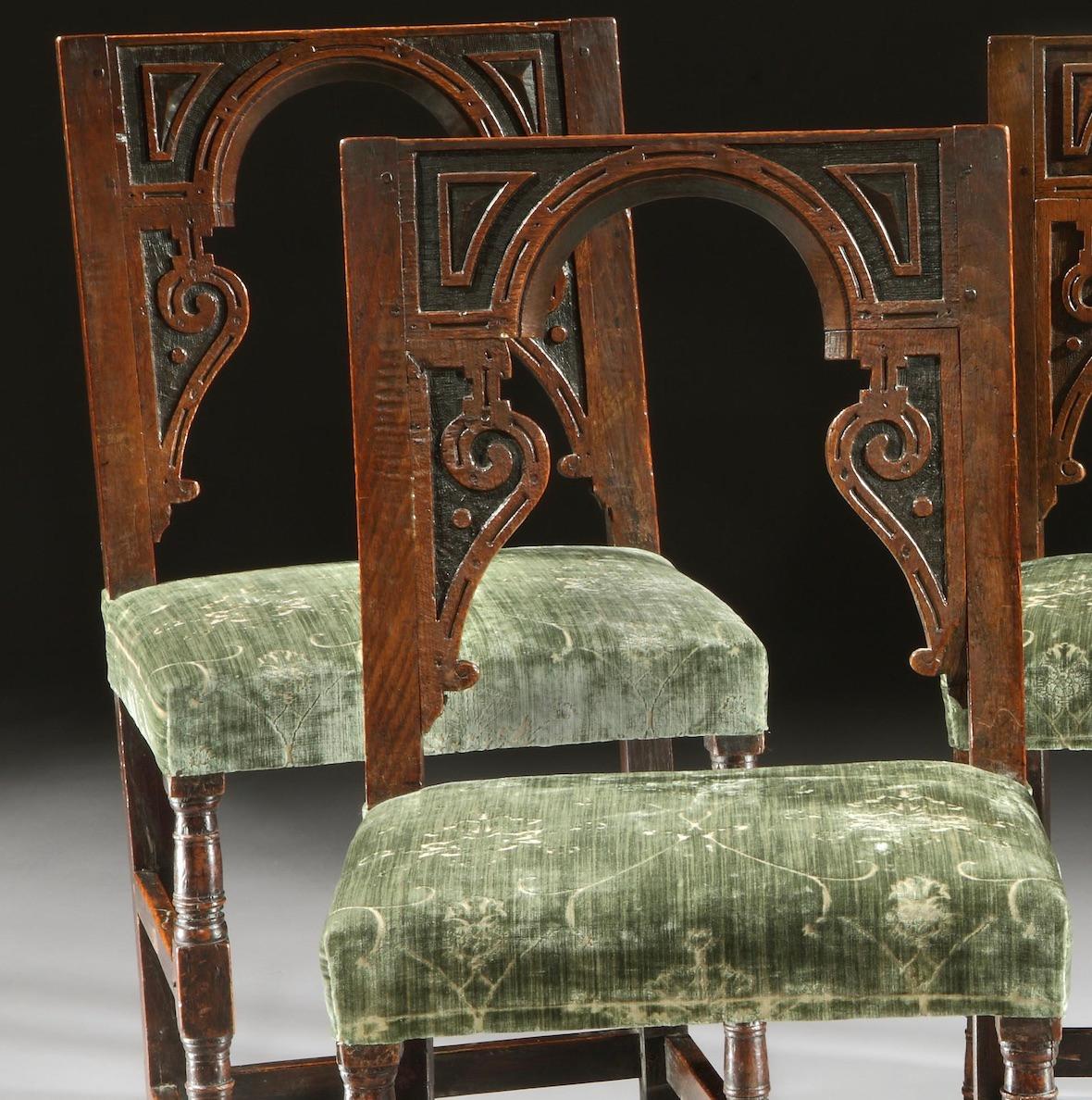 Anglais Ensemble de 5 tabourets de dossier de chaise Renaissance en chêne, velours architectural anglais vert sauge en vente