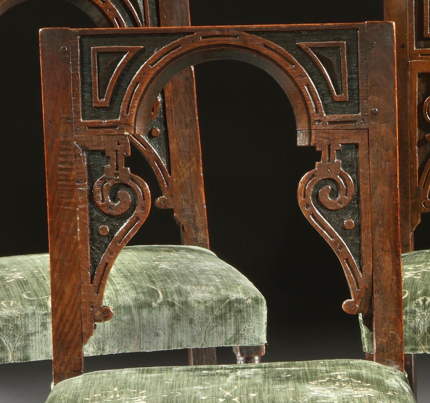 Sculpté Ensemble de 5 tabourets de dossier de chaise Renaissance en chêne, velours architectural anglais vert sauge en vente