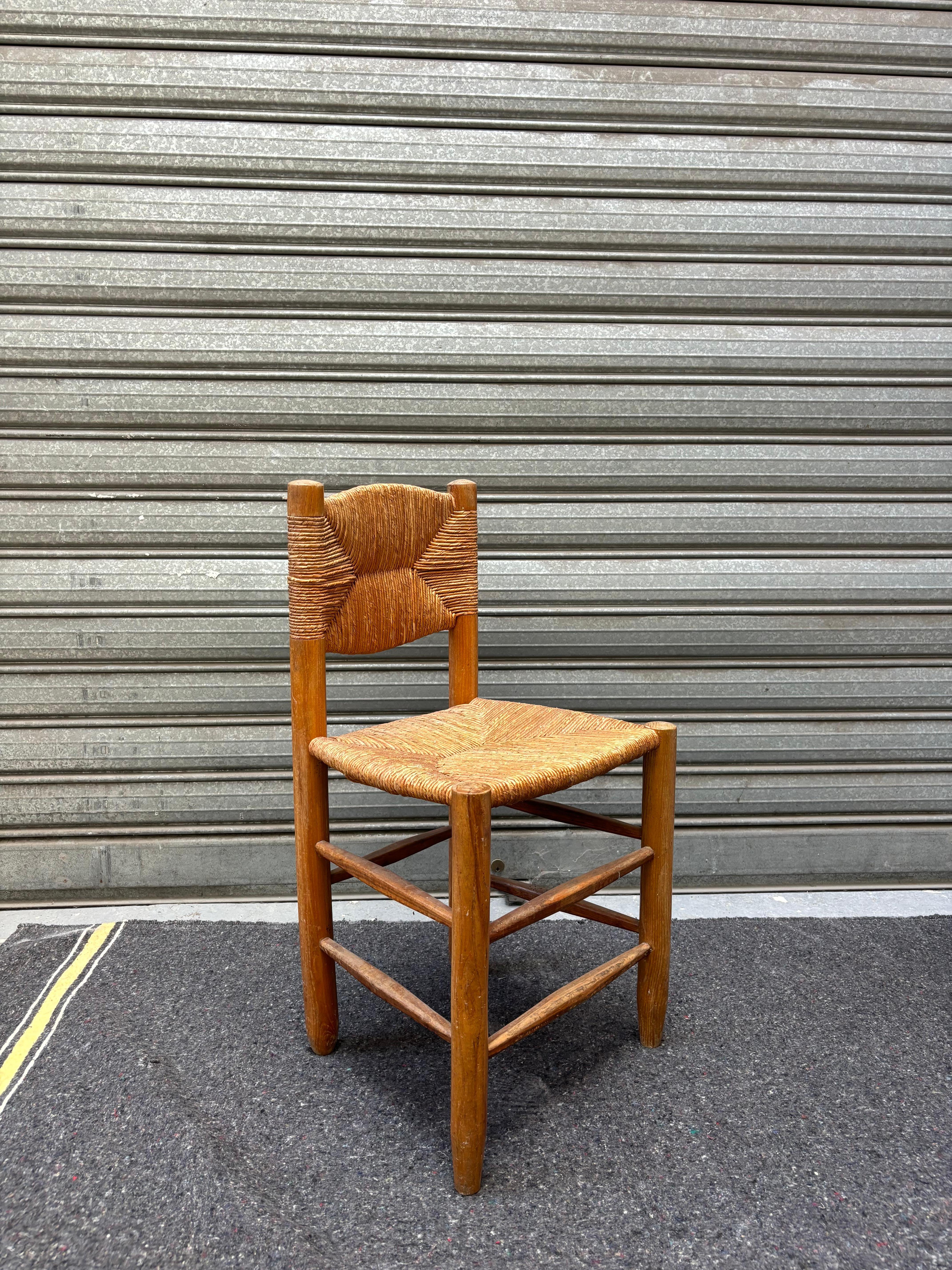 Chaise bauche numéro 18 de Charlotte Perriand vers 1950. 