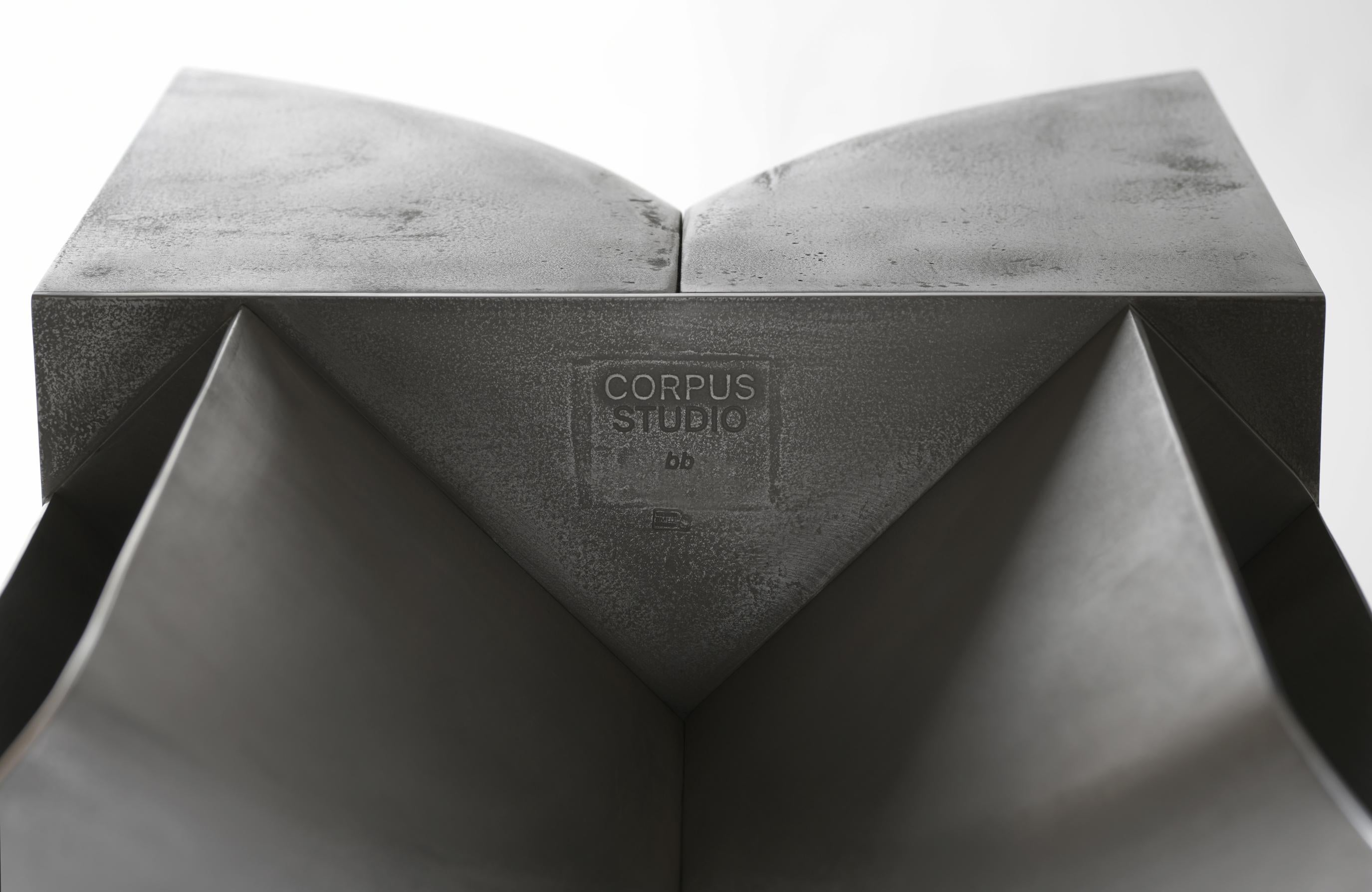 Chaise «bb » en métal moulé en sable avec bords polis par Corpus Studio en vente 2