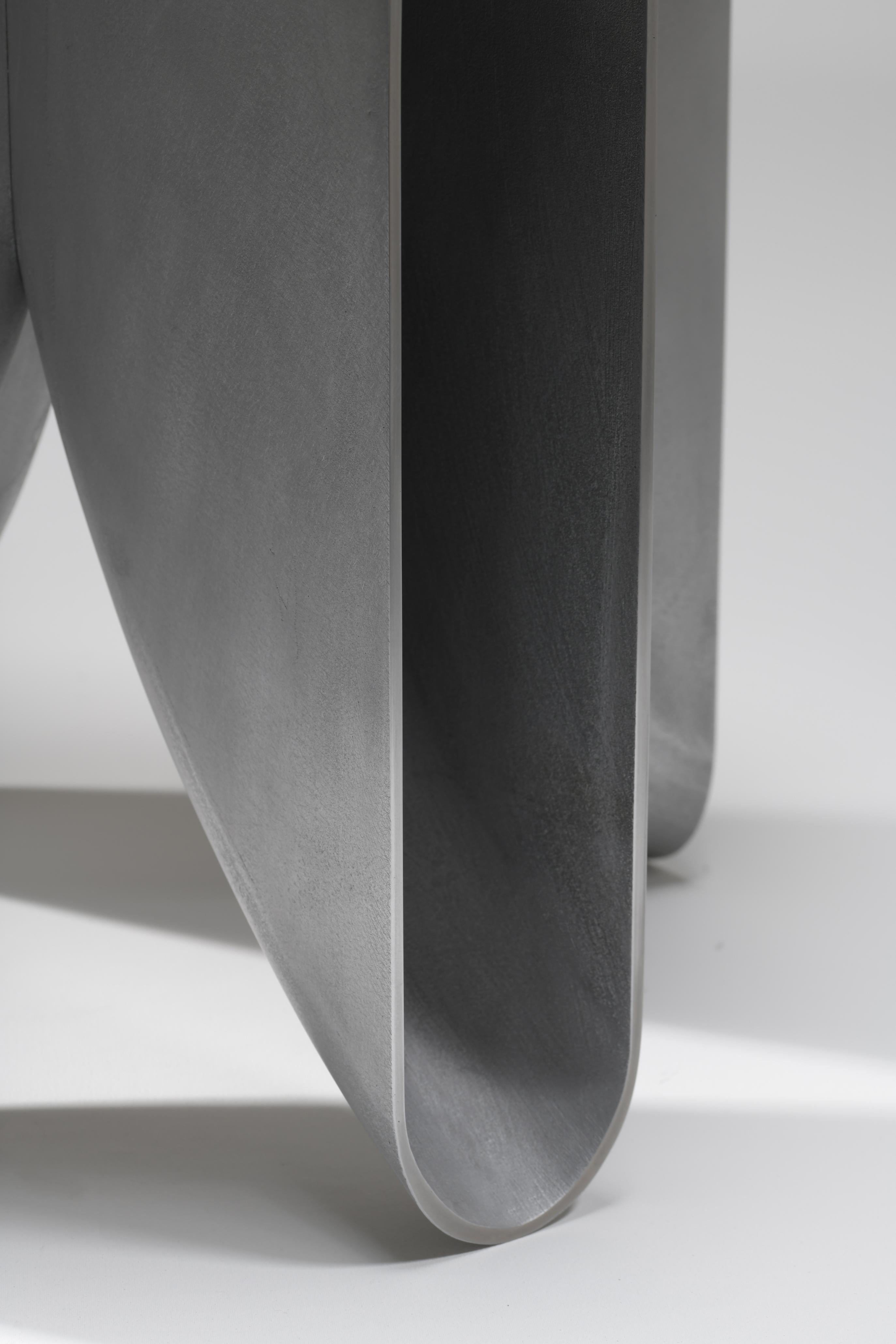 Aluminium Chaise «bb » en métal moulé en sable avec bords polis par Corpus Studio en vente