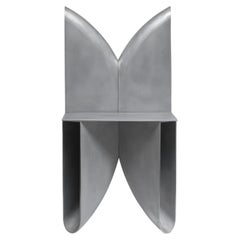 Stuhl „bb“ aus sandgegossenem Metall mit polierten Kanten von Corpus Studio