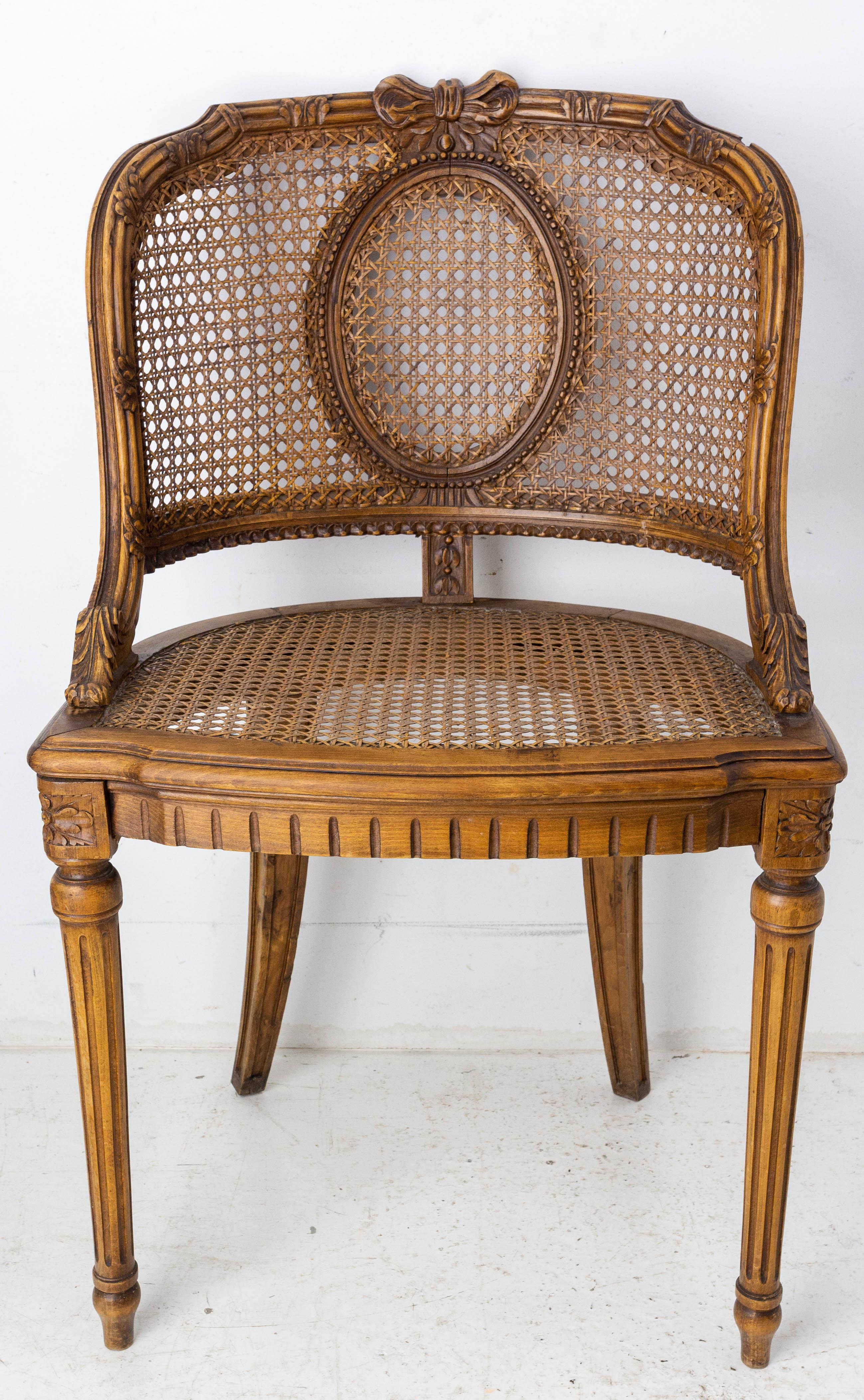 French chair in the Louis 16 style.
Medallion motif in the frame of the chair.
Beech and cane.
Good condition.

Shipping :
48 / 50 / 85 cm 4.1 kg.