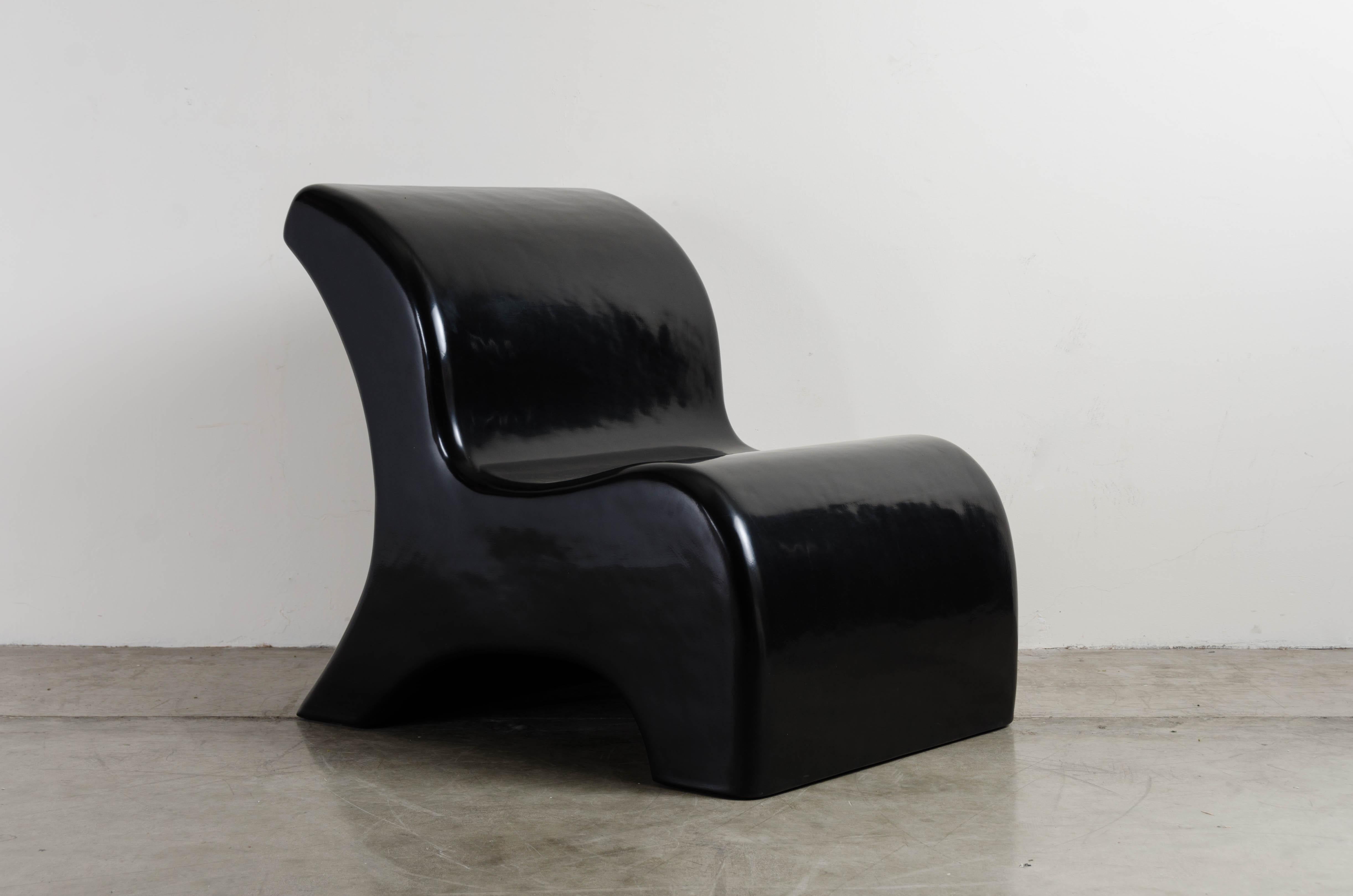 Chaise:: laque noire de Robert Kuo:: faite à la main:: édition limitée Neuf - En vente à Los Angeles, CA