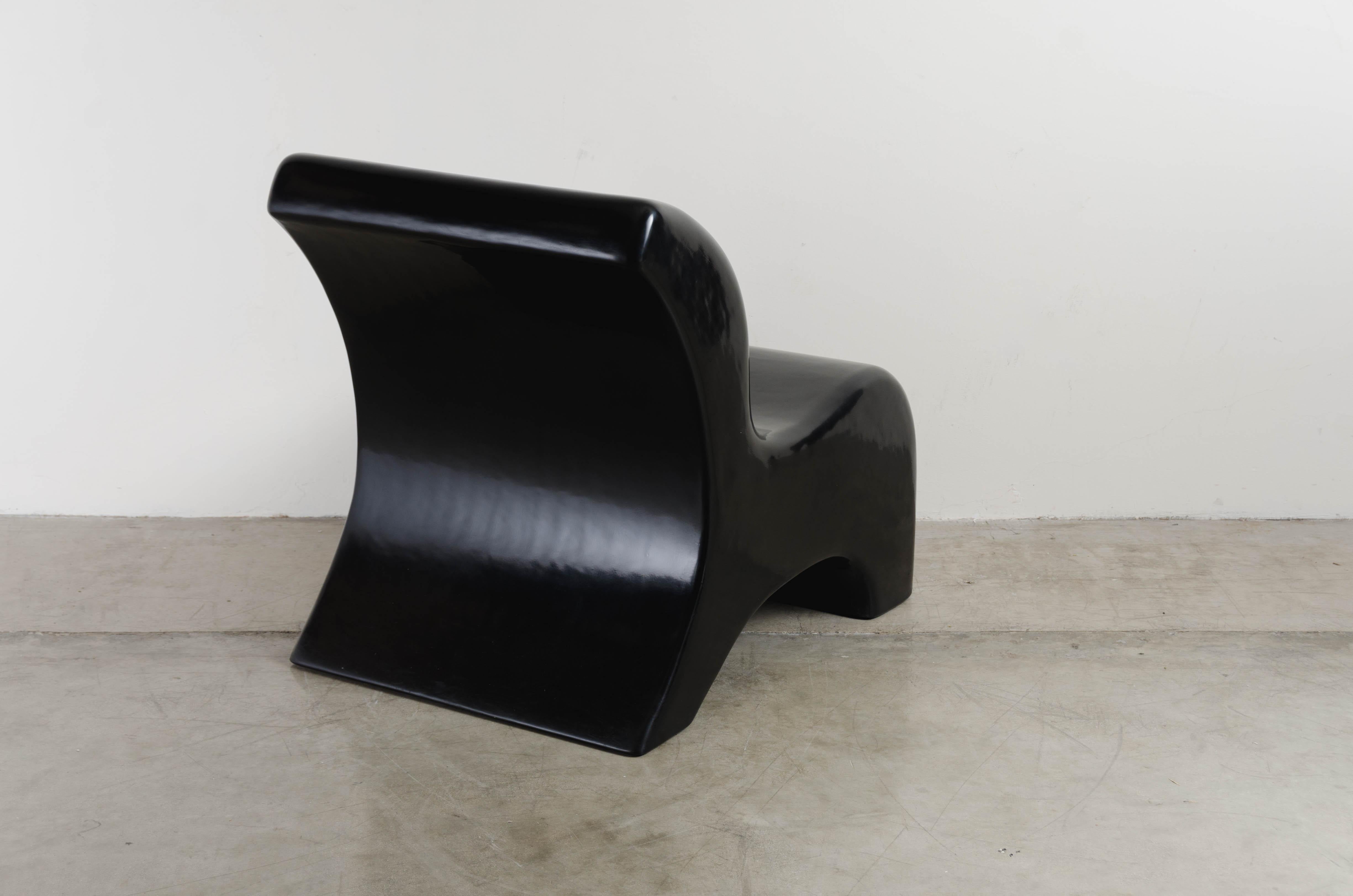 Laque Chaise:: laque noire de Robert Kuo:: faite à la main:: édition limitée en vente