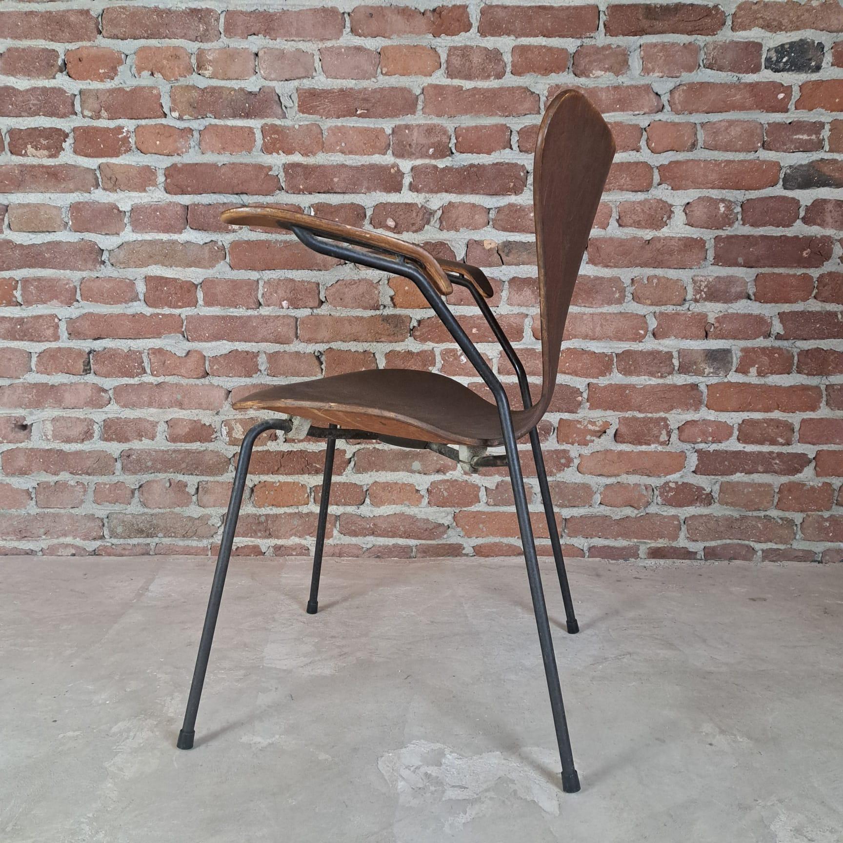 Chair Butterfly nr. 3207 in Teak, Arne Jacobsen for Fritz Hansen, Denmark, 1950

Additional information:
Country of Manufacture – Denmark
Design Period – 1950
Production Period – 1950
Style – Midcentury / Danish Design
Designer – Arne