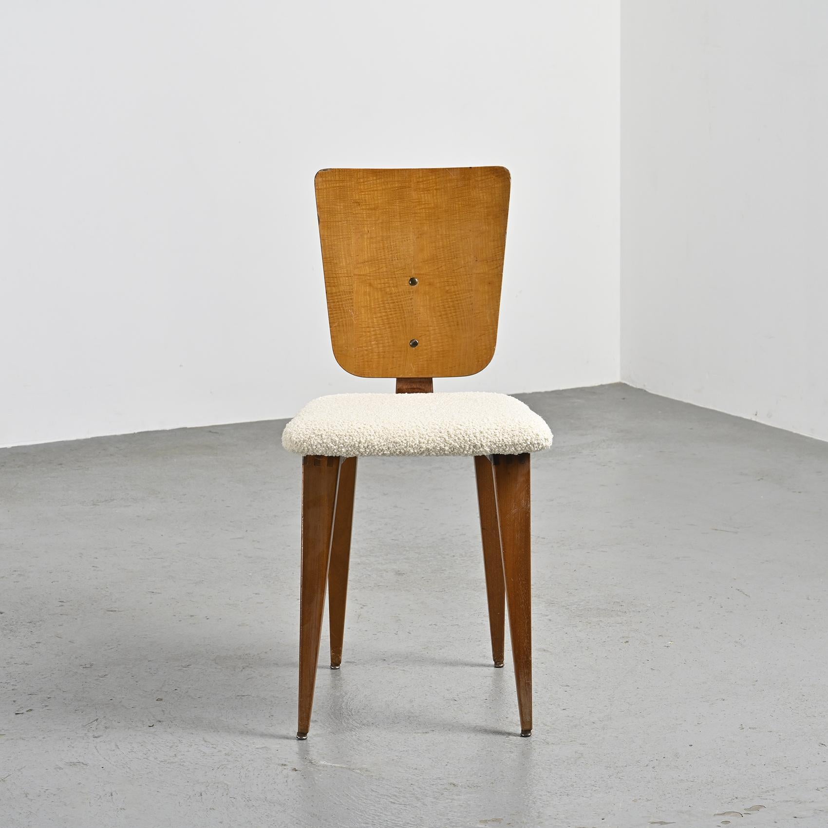 
Pair of chairs designed by André Sornay, a renowned cabinetmaker from Lyon, showcasing the designer's ingenuity as a pioneer of kit furniture in the late 1950s.

These elegant chairs feature legs that are a box jointed  crafted from solid mahogany.
