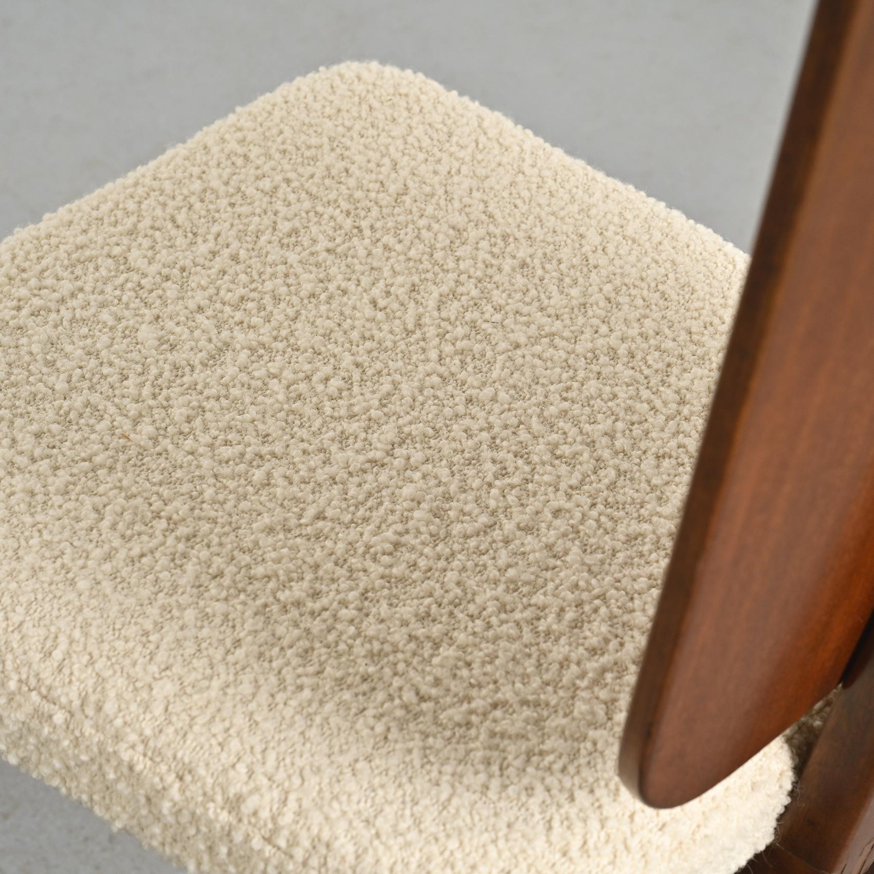 
Una silla diseñada por André Sornay, reconocido ebanista de Lyon, que muestra el ingenio del diseñador como pionero del mobiliario en kit a finales de los años 50.

Estas elegantes sillas tienen patas articuladas  de caoba maciza. El diseño soporta