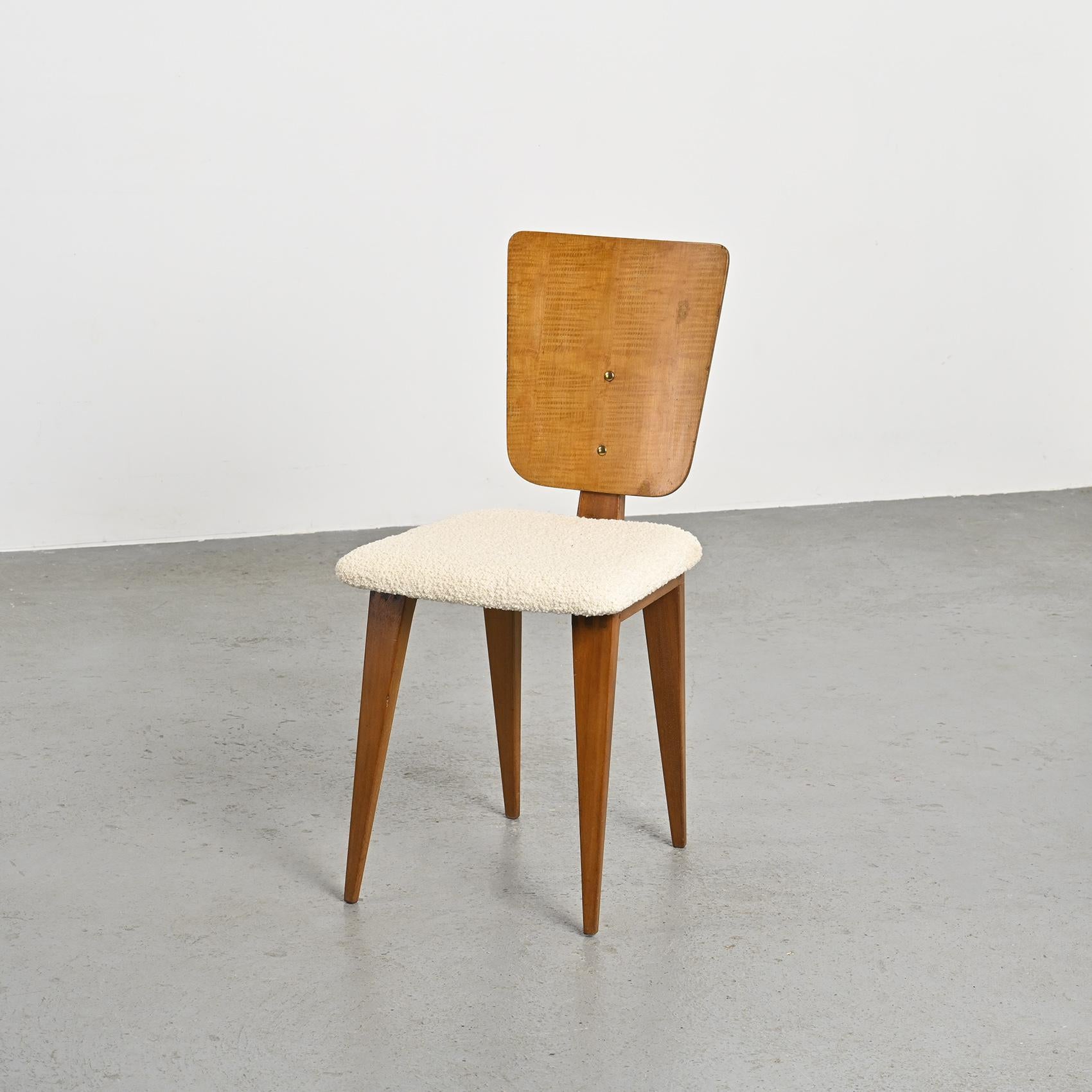 
Una sedia progettata da André Sornay, un rinomato ebanista di Lione, che mette in mostra l'ingegnosità del designer come pioniere dei mobili in kit alla fine degli anni '50.

Queste sedie Eleg sono dotate di gambe con snodo a scatola.  realizzato
