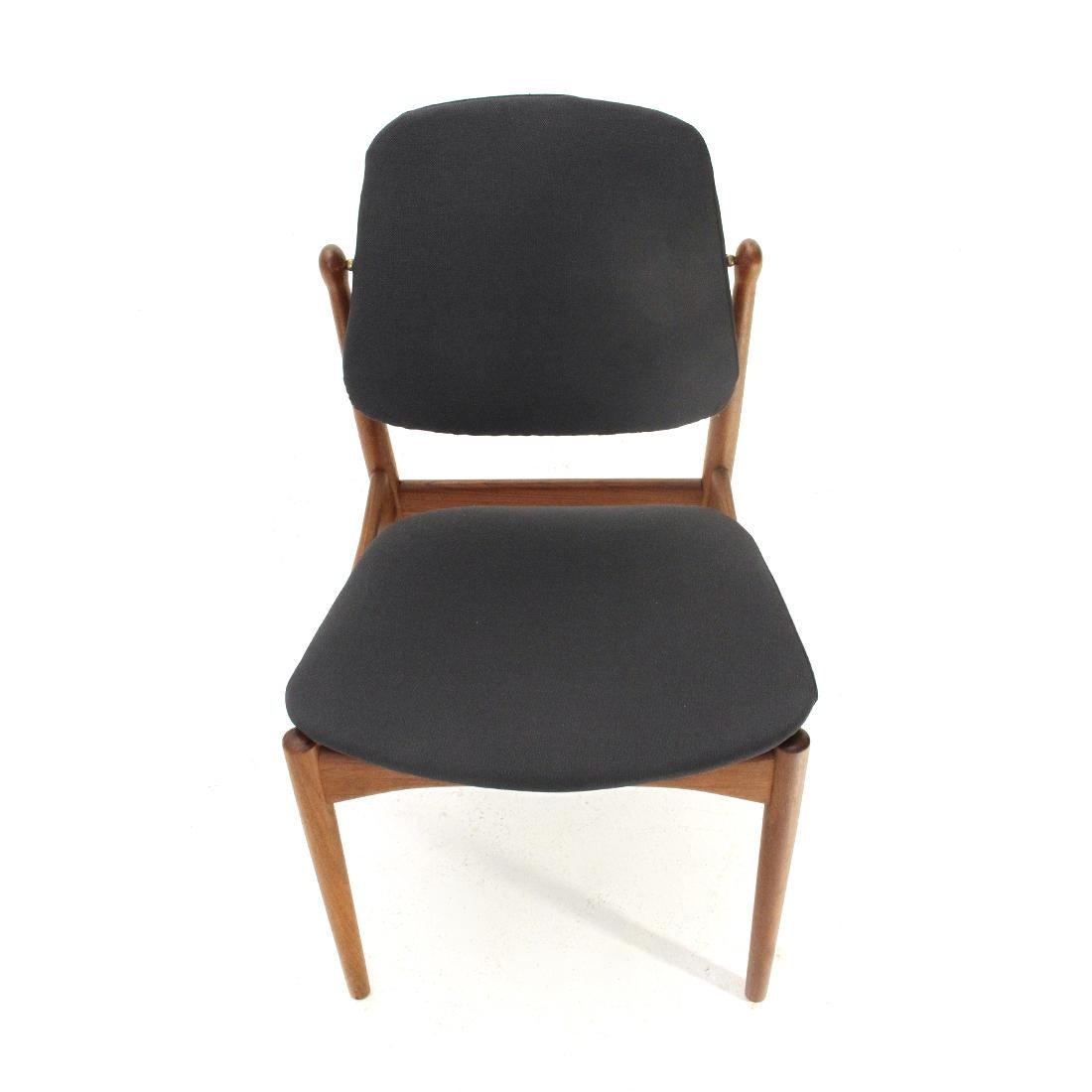 Danish-made chair produced in the 1950s by France and Sons to a design by Arne Vodder.
Solid teak structure.
Seat and back in curved plywood padded and lined with new fabric.
Tilting backrest.
Good general condition, some signs due to normal use