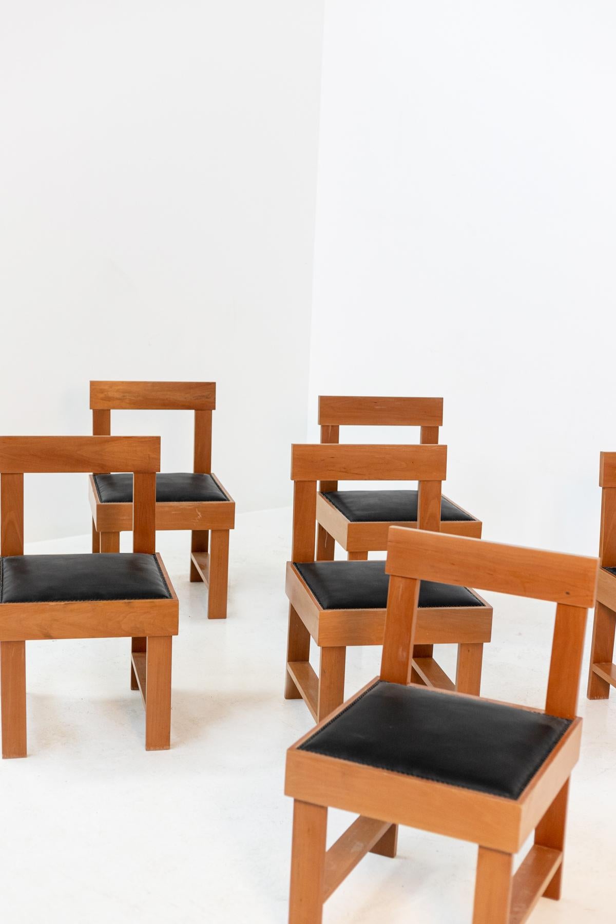 Chaise de BBPR Studio, ensemble italien de six chaises en bois et cuir noir 4