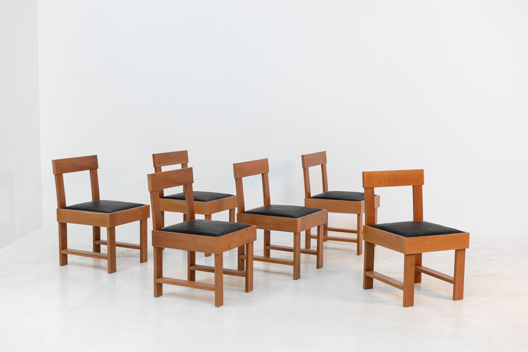 Die Stühle sind in ausgezeichnetem Zustand, weil sie vor kurzem restauriert und neu gepolstert in feinen schwarzen Leder.Die Stühle haben quadratische und strenge geometrische Formen.Starke Struktur in feinem Holz, offene Rückenlehne, gepolsterte