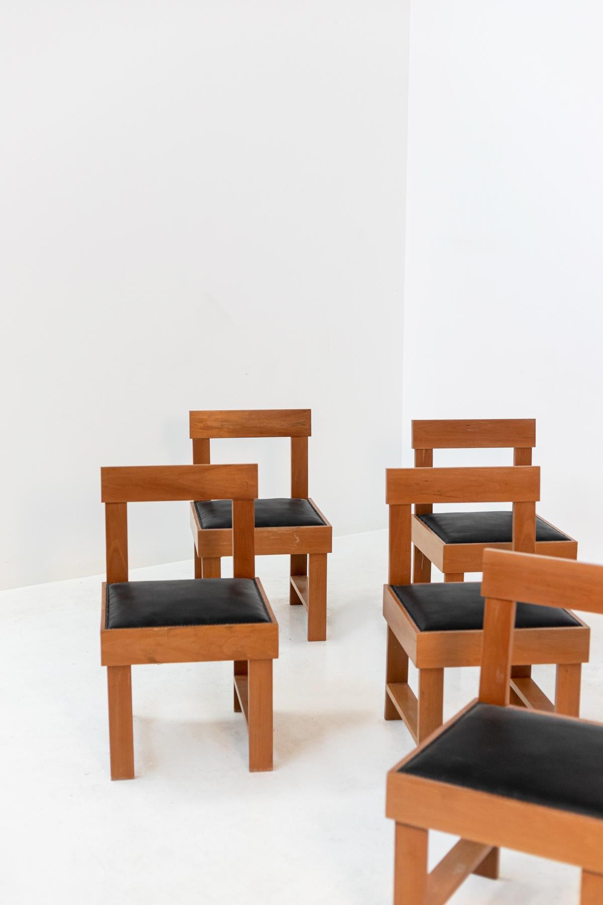 Sessel von BBPR Studio, italienischer Satz von sechs Stühlen aus Holz und schwarzem Leder 3