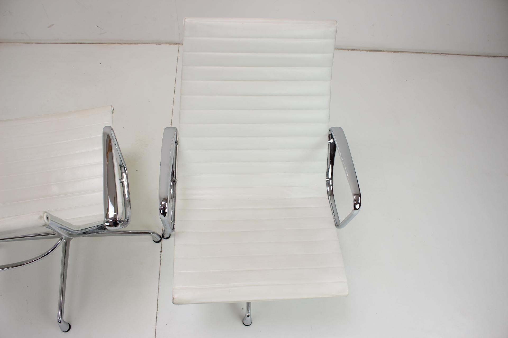 Stuhl von Charles & Ray Eames für Vitra, EA 107 im Angebot 3
