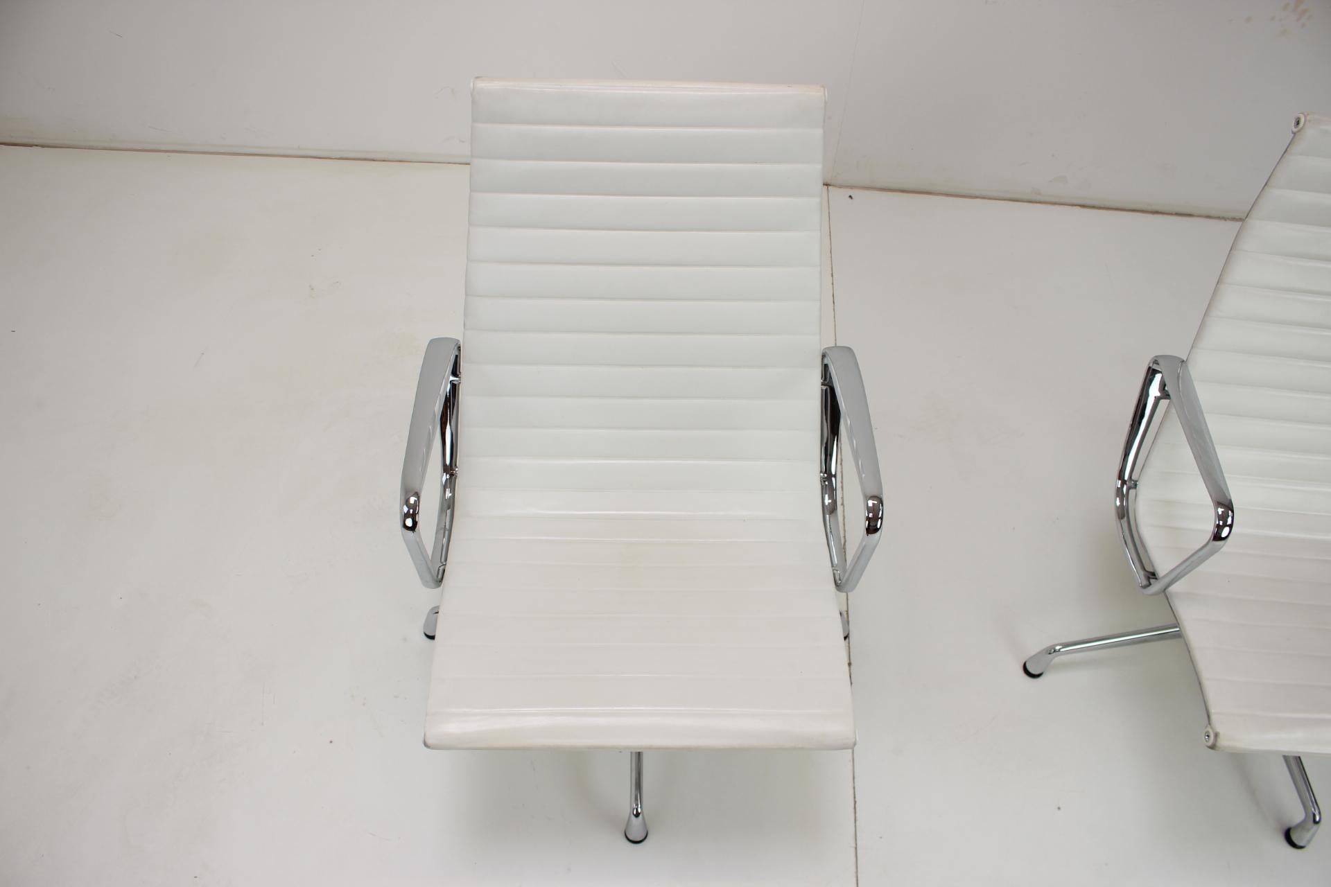  Chaise de Charles & Ray Eames pour Vitra, EA 107 en vente 4