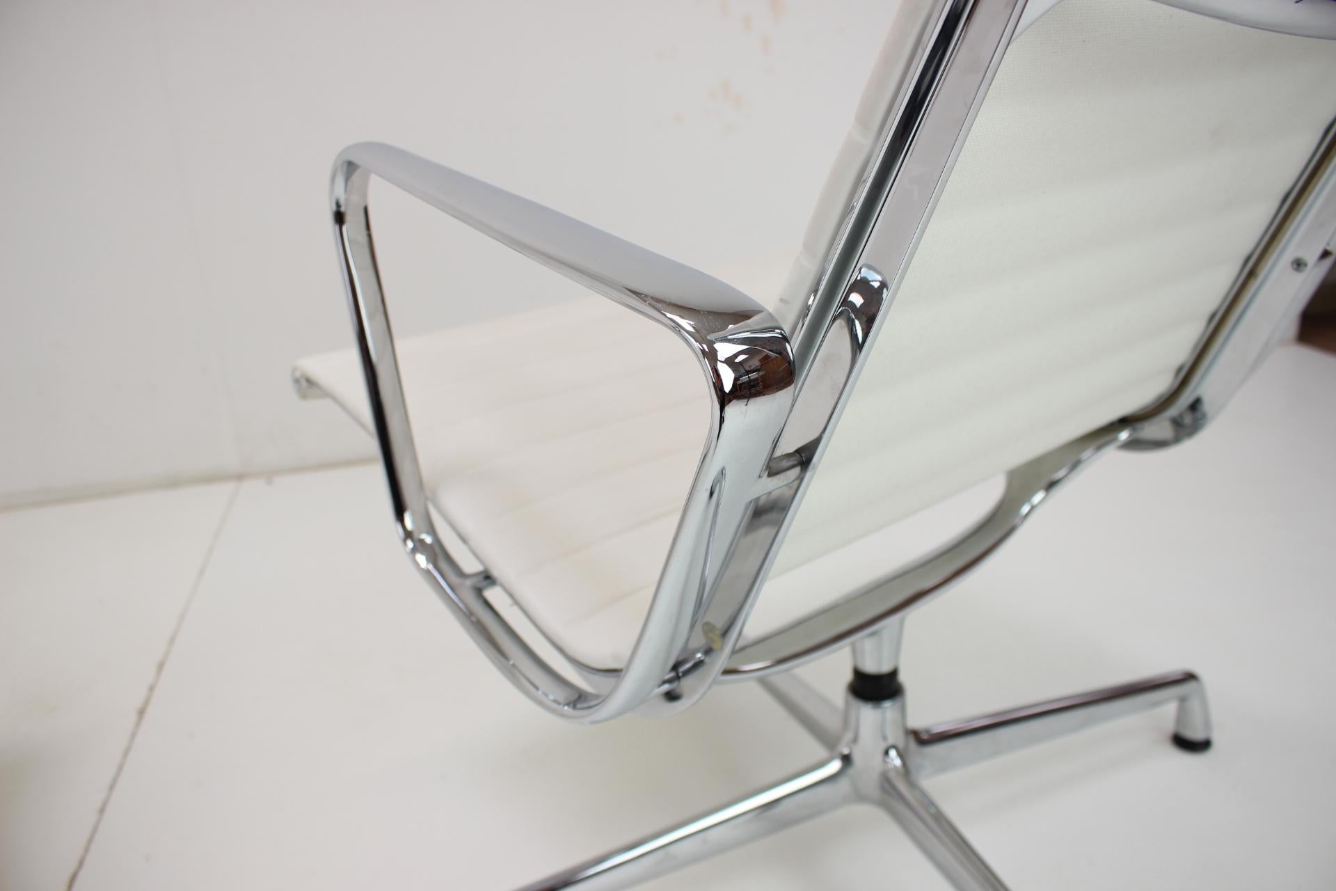  Chaise de Charles & Ray Eames pour Vitra, EA 107 en vente 8