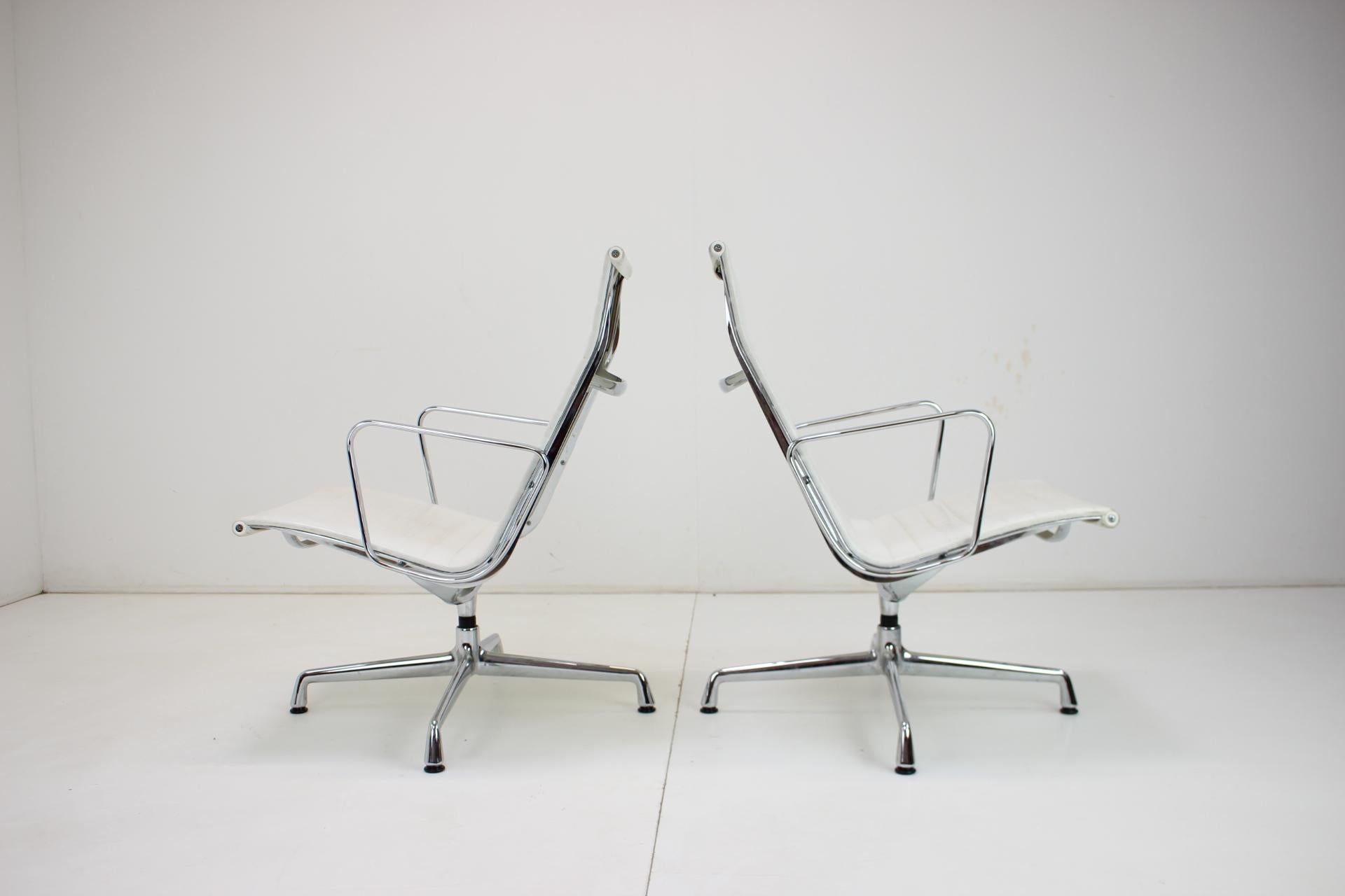 Swiss Chair by Charles & Ray Eames for Vitra, EA 107 For Sale