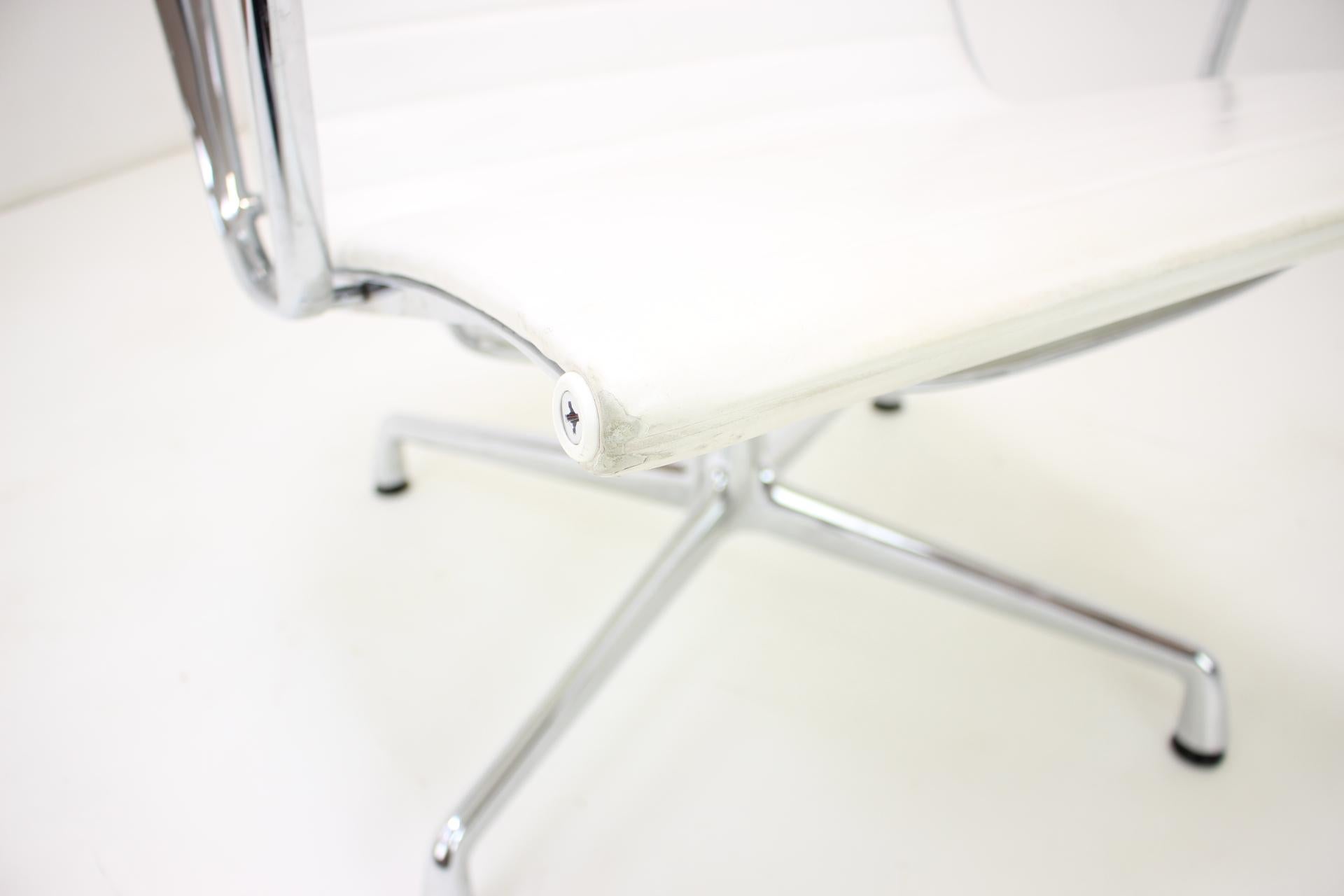 Chair by Charles & Ray Eames for Vitra, EA 107 For Sale 2