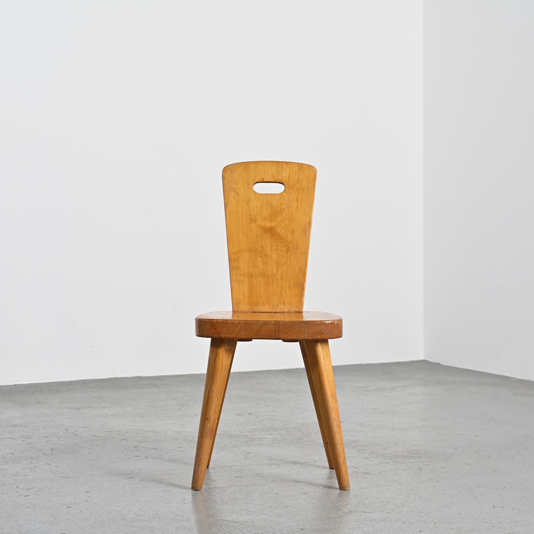 
Der Stuhl wurde von Christian Durupt entworfen, einem berühmten französischen Möbelschreiner, der für seine Zusammenarbeit mit Charlotte Perriand bekannt ist.

Er ist aus massivem Kiefernholz gefertigt, das für seine Robustheit geschätzt wird, und
