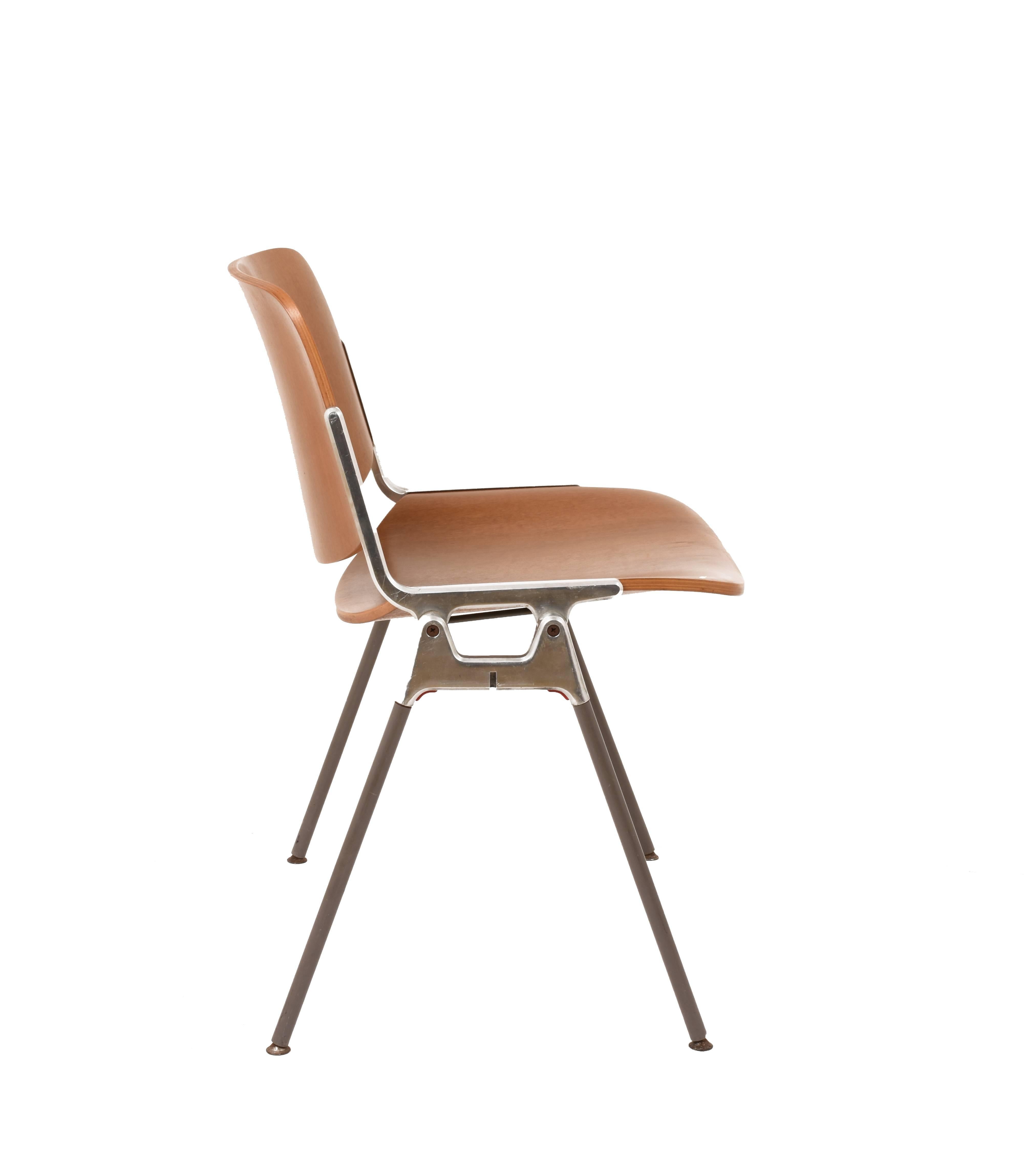 Chair designed by Giancarlo Piretti for Castelli. Wooden seat and back.
Eternal and indestructible chair.