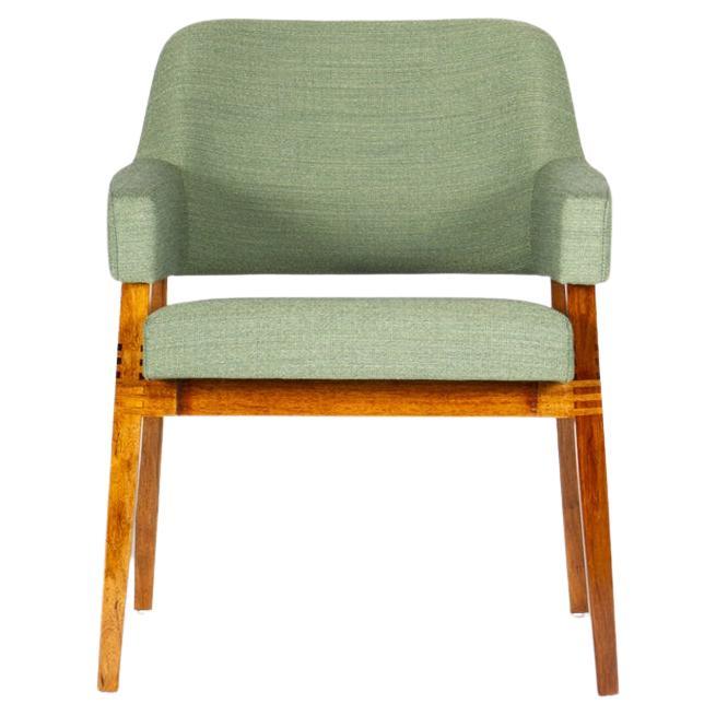 Cette chaise extraordinaire a été conçue par Gianfranco Frattini pour Cassina 1960. Le modèle 904 est fabriqué en bois de noyer massif. L'assise et le dossier sont rembourrés. La couverture en laine a été renouvelée.