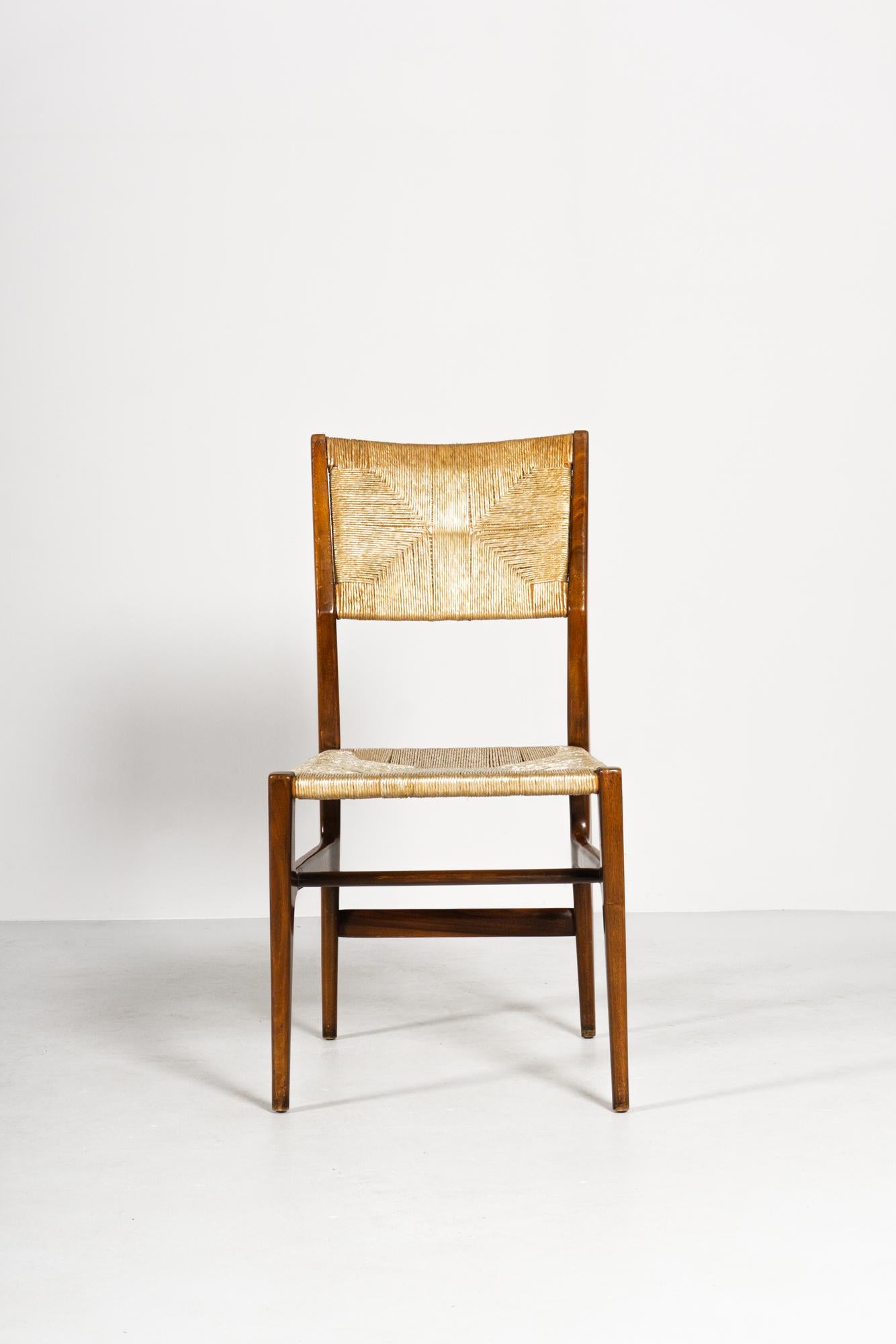 Questa sedia semplice ed elegante è stata progettata per Cassina intorno al 1952 dall'architetto e designer italiano Gio Ponti.
È da intendersi come una variante della sedia 