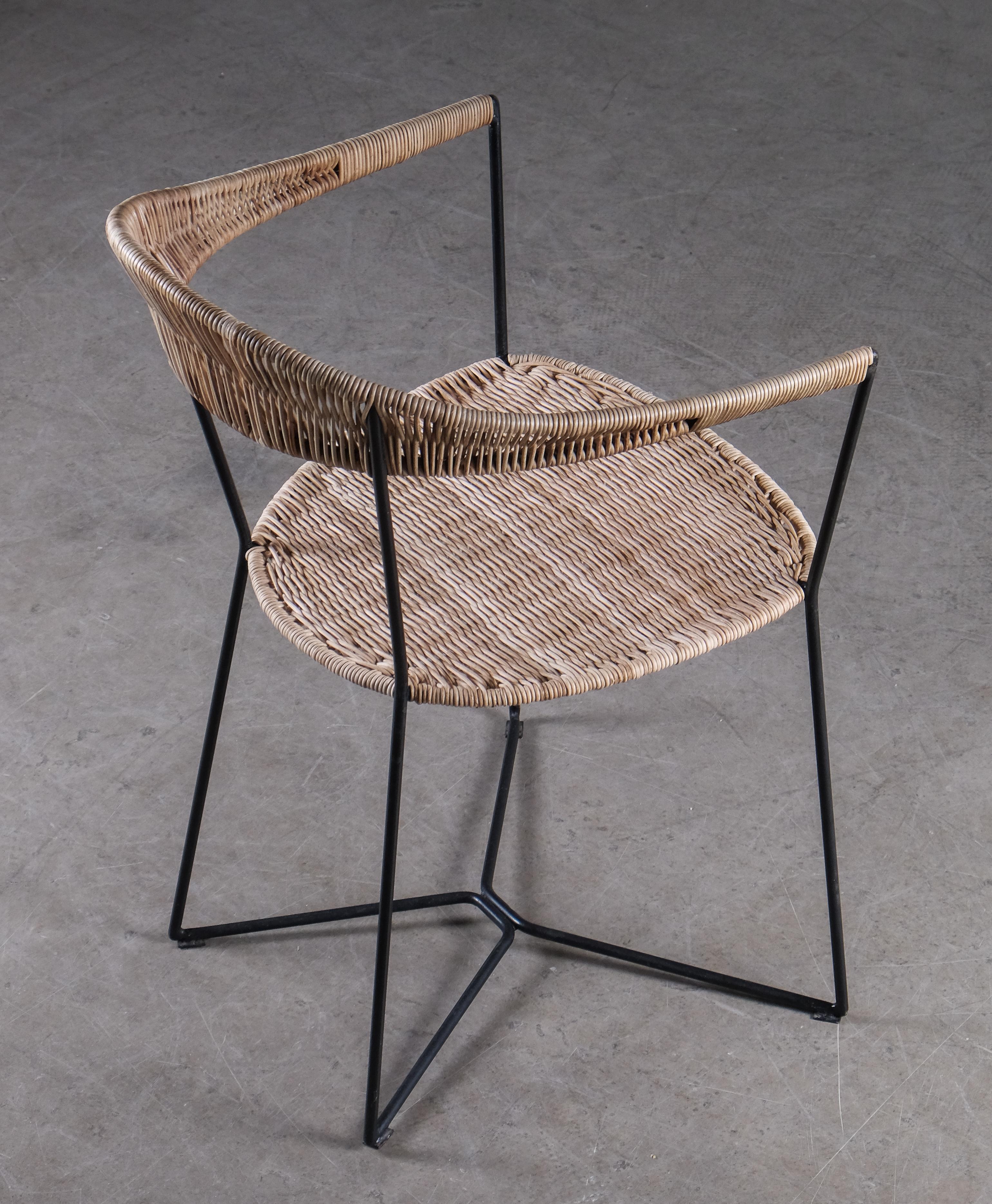 Rare fauteuil conçu par Ivar Callmander, années 1920. Structure en métal laqué et rotin.
Très bon état.